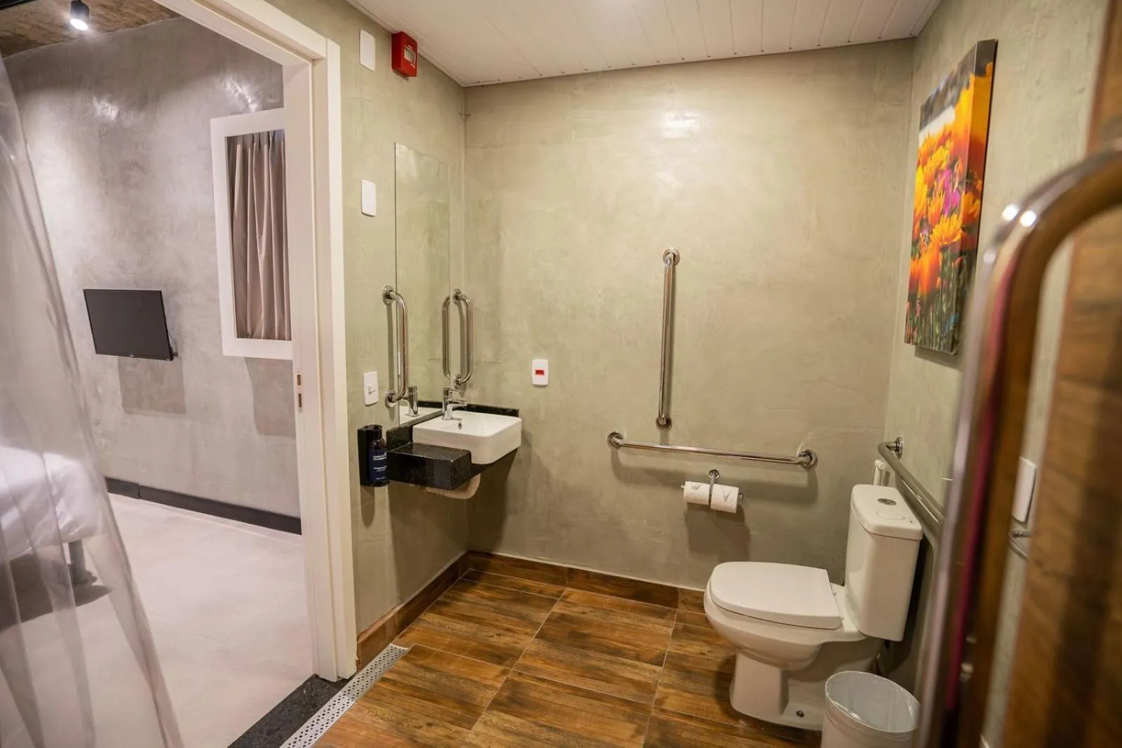 Bathroom in CAMPOS DE HOLAMBRA INN