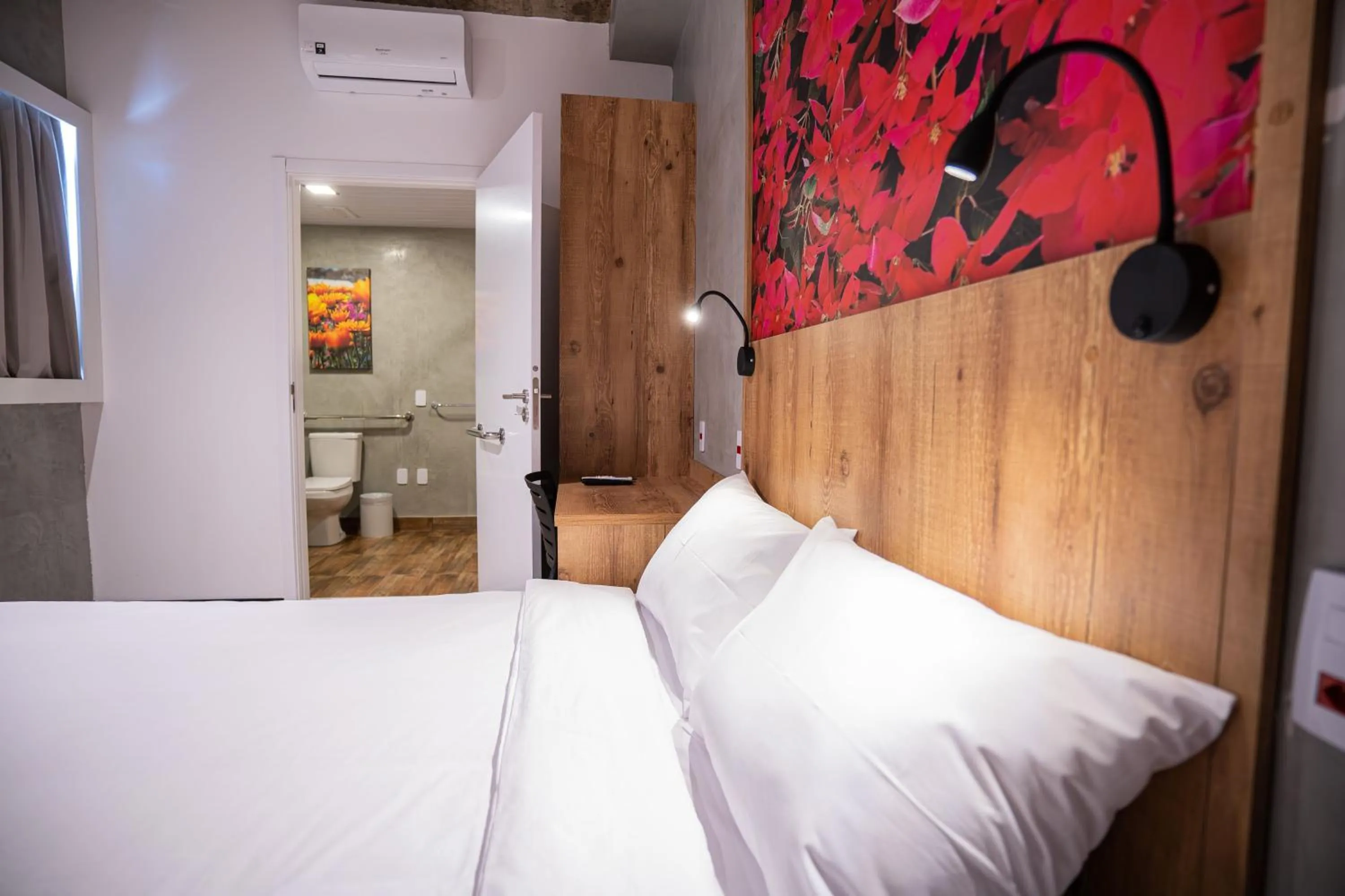 Photo of the whole room, Bed in CAMPOS DE HOLAMBRA INN