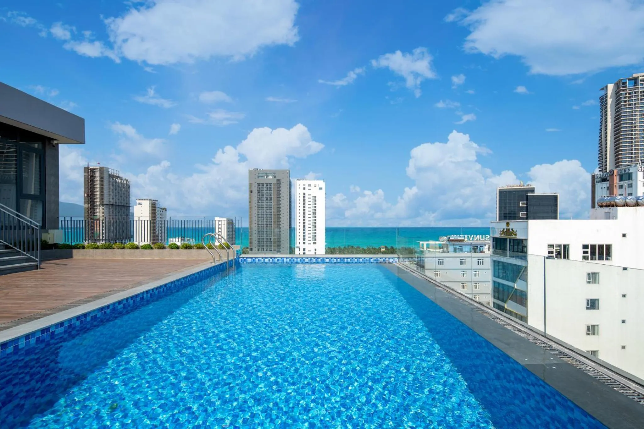 Swimming pool in Yes Hotel Đà Nẵng