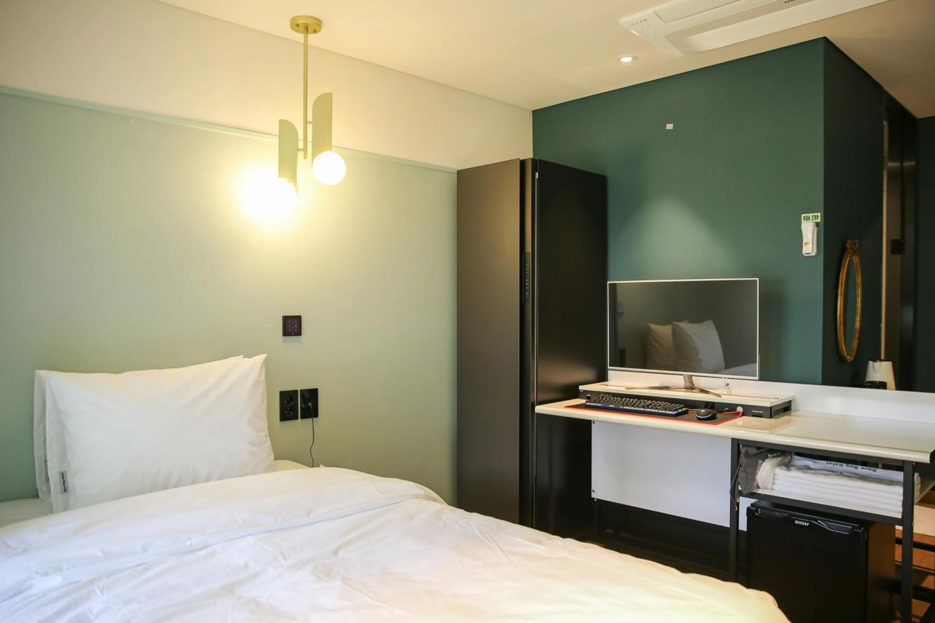 Photo of the whole room, Bed in Rose Bay Hotel