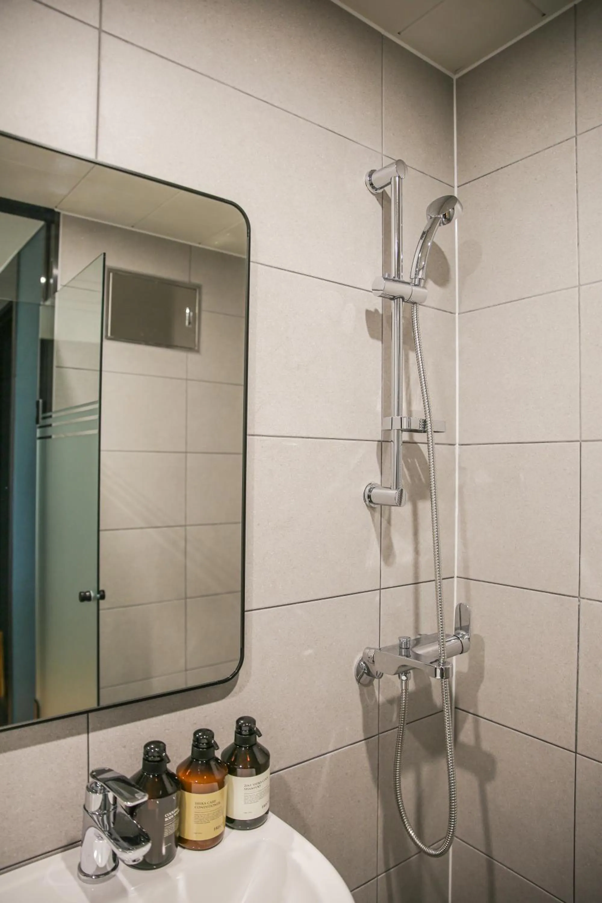 Shower in Rose Bay Hotel