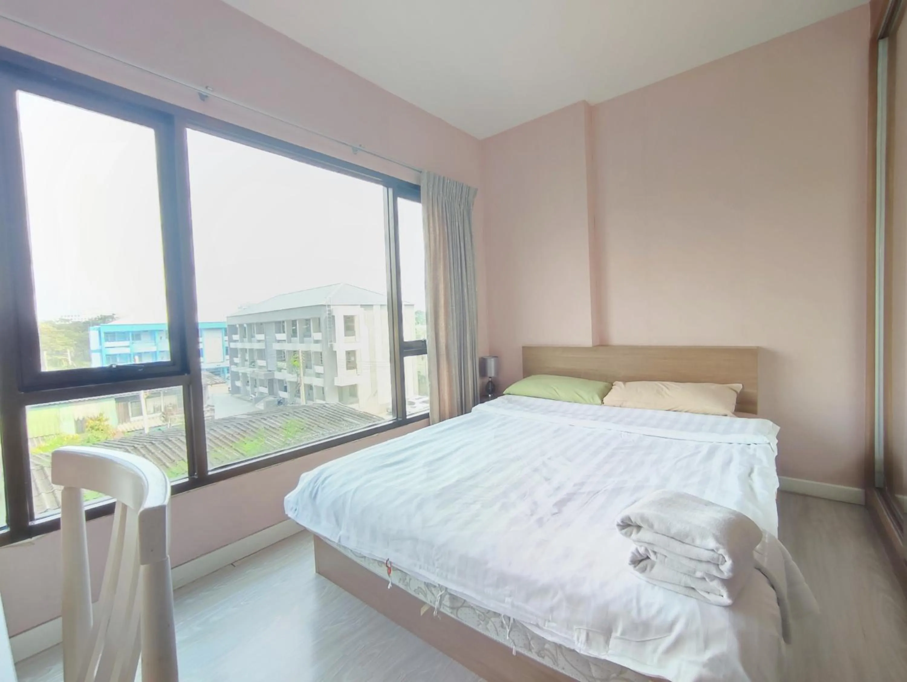 Bedroom, Bed in Deluxe Rooms by Suwan Style Agency