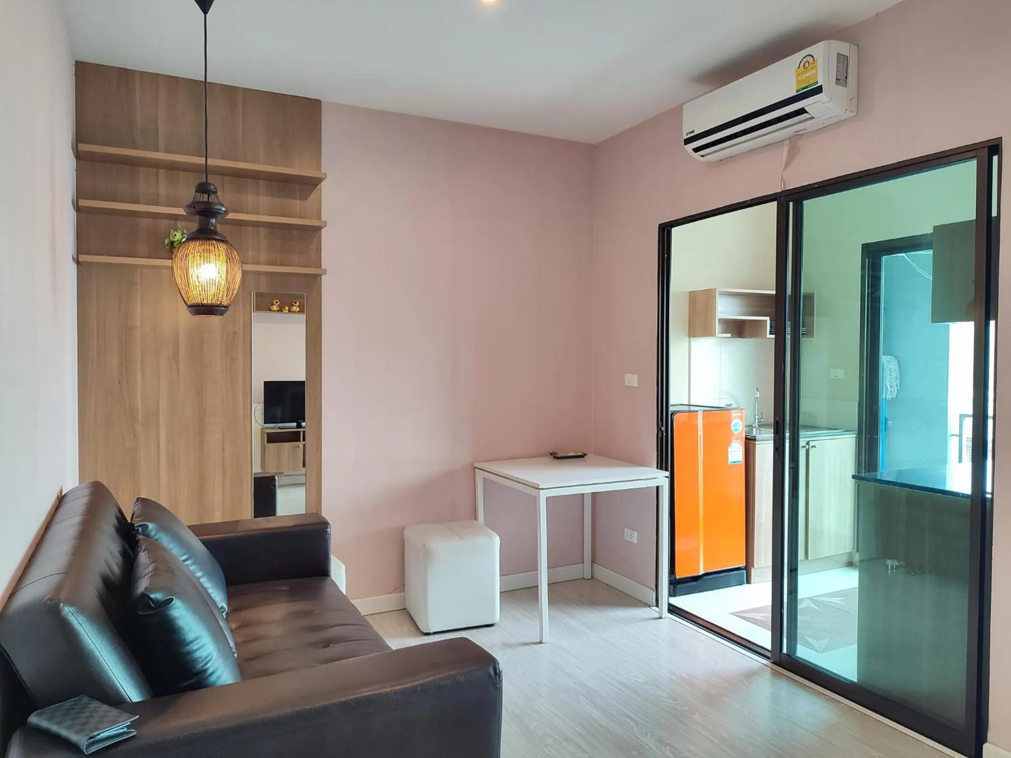 Seating area in Deluxe Rooms by Suwan Style Agency