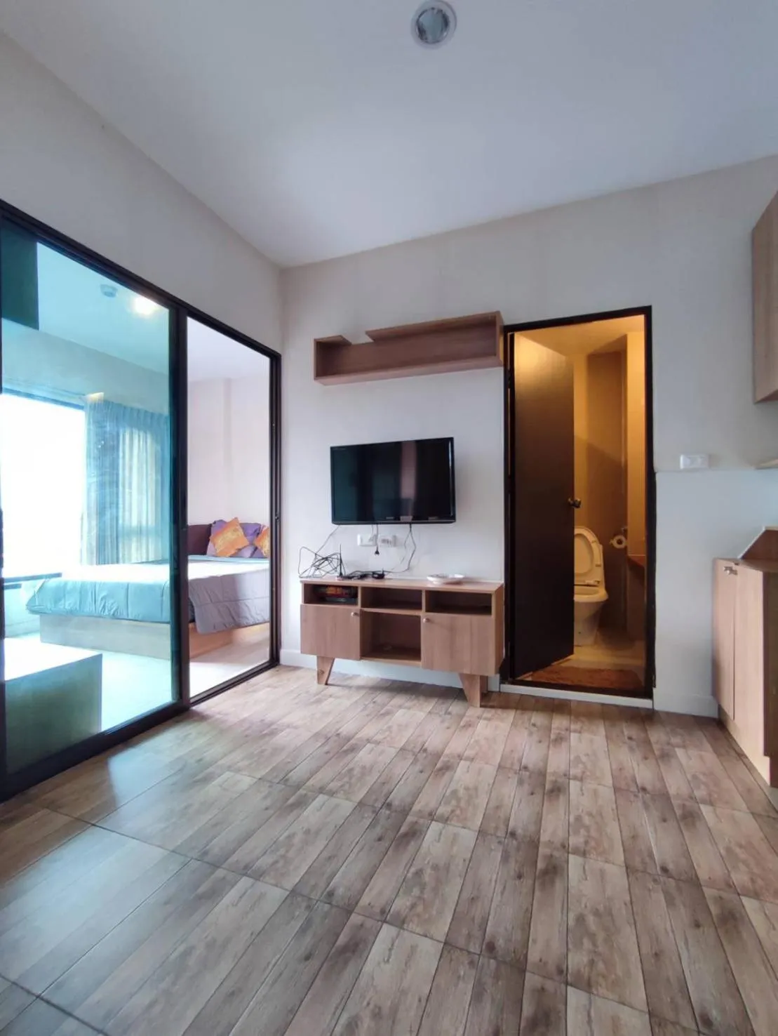 Living room in Deluxe Rooms by Suwan Style Agency