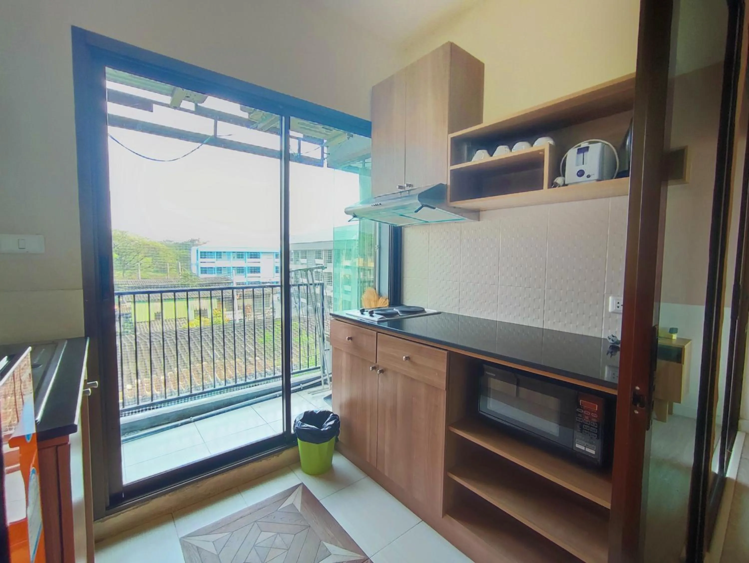 Kitchen or kitchenette in Deluxe Rooms by Suwan Style Agency