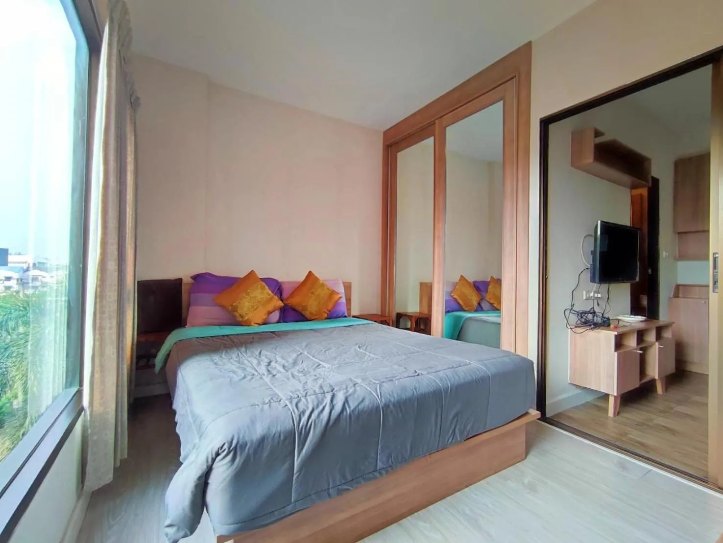 Bedroom, Bed in Deluxe Rooms by Suwan Style Agency