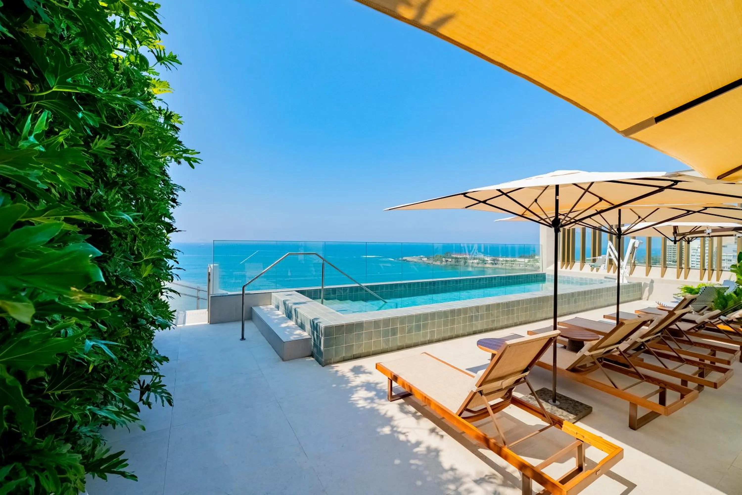 Swimming pool in Grand Mercure Rio de Janeiro Copacabana