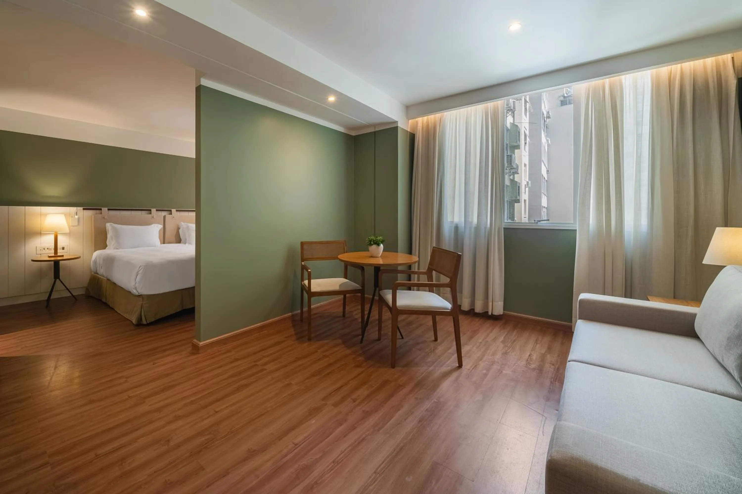 Living room, Bed in Grand Mercure Rio de Janeiro Copacabana