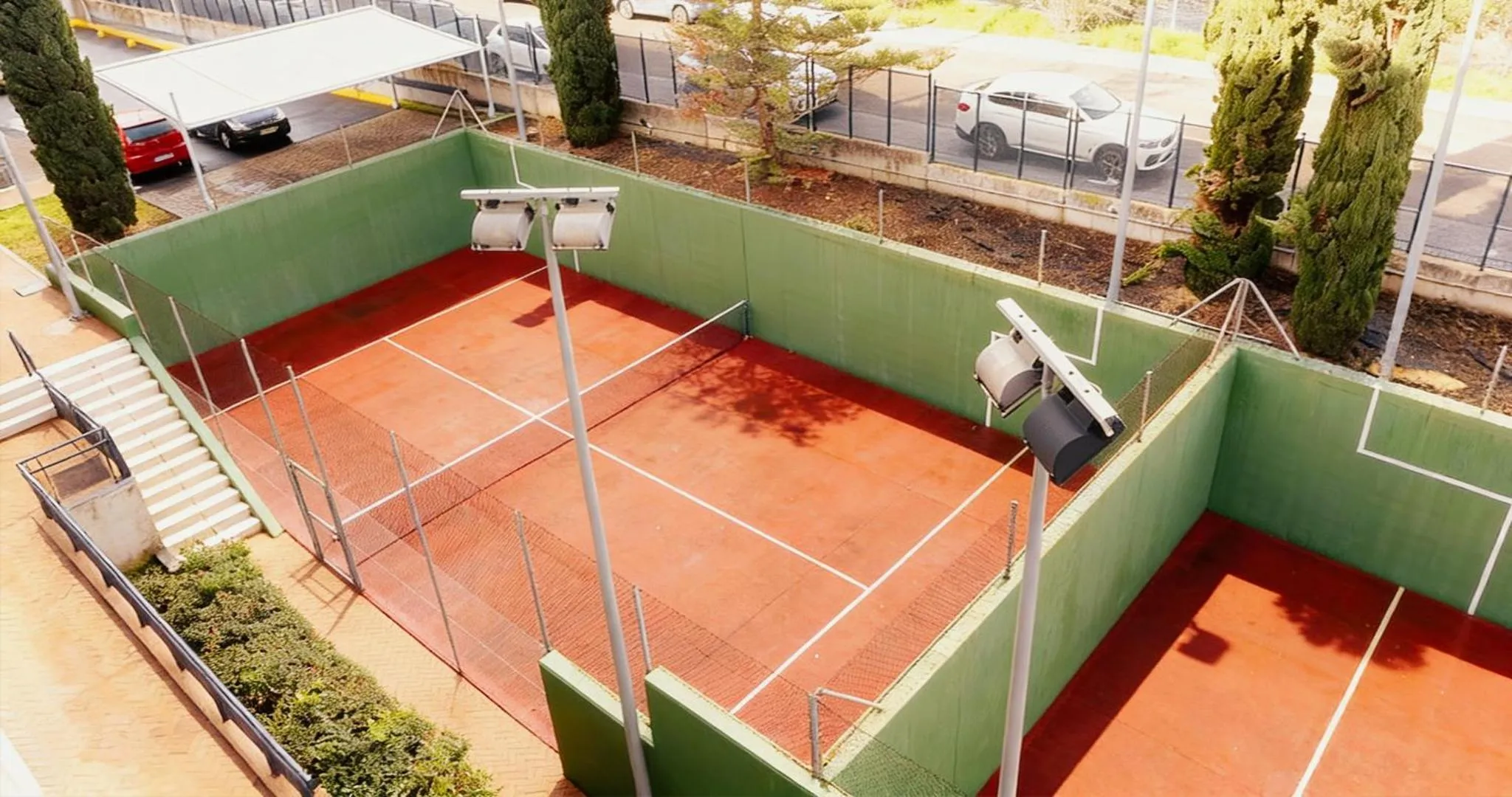 Tennis court in Apartamentos Vértice Sevilla Aljarafe