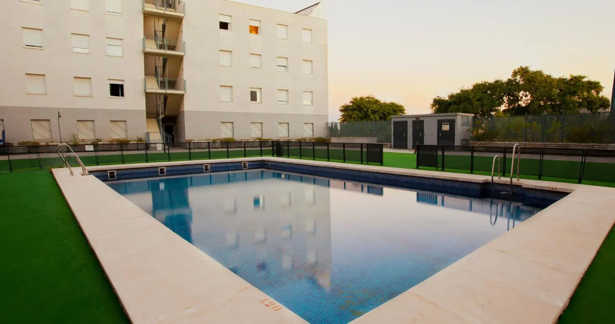 Swimming pool in Apartamentos Vértice Sevilla Aljarafe Swimming pool in Apartamentos Vértice Sevilla Aljarafe