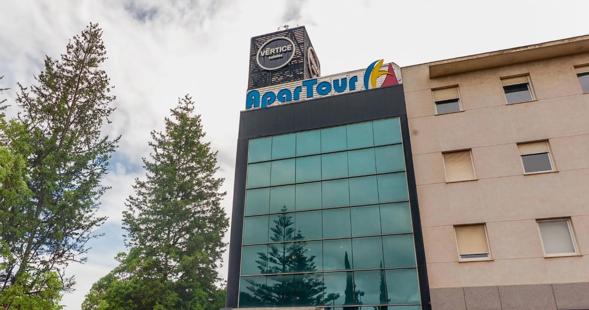 Property building in Apartamentos Vértice Sevilla Aljarafe