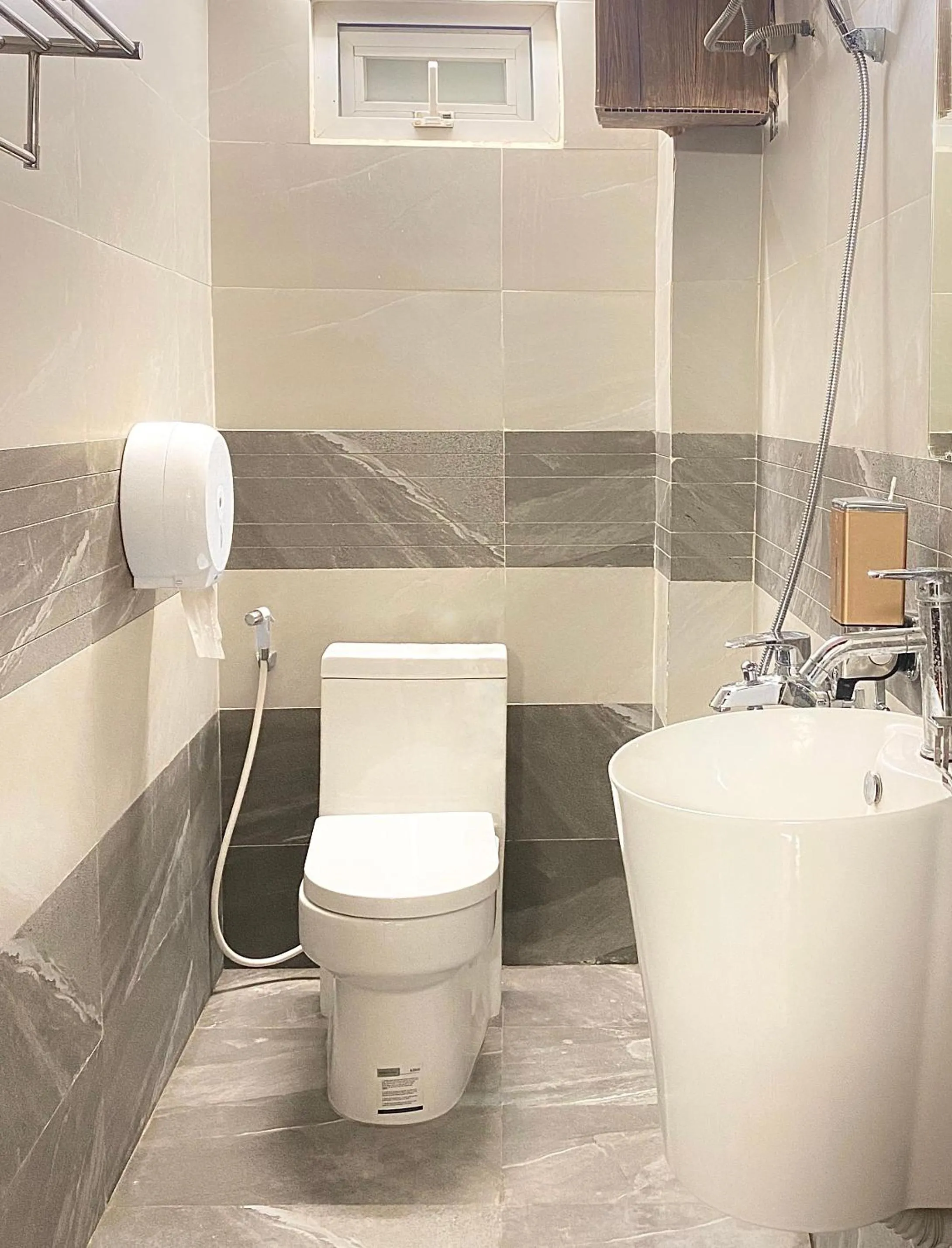 Toilet in Hanoi Hidden Guest House