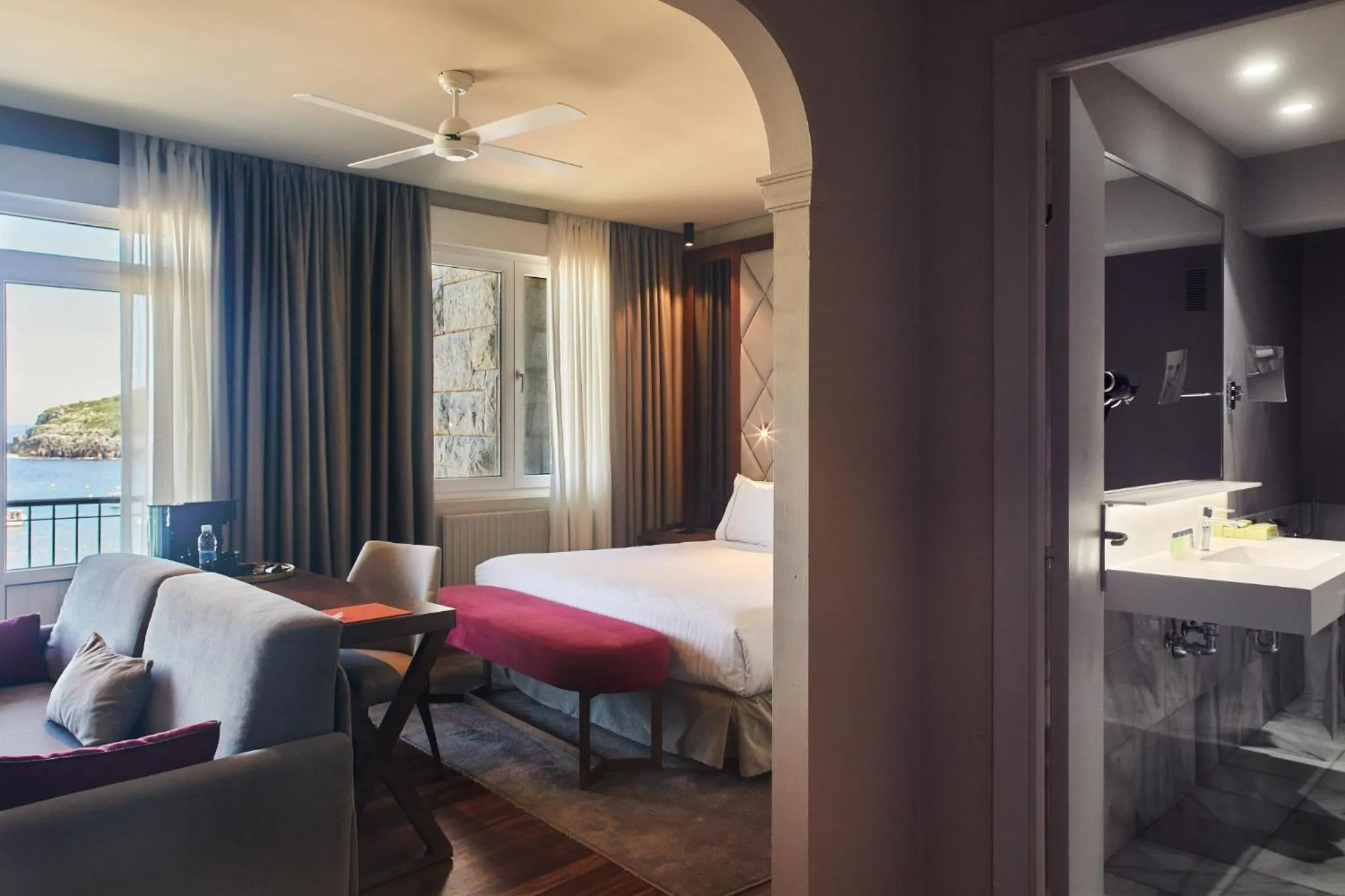 Photo of the whole room, Bed in Hotel Silken Palacio Uribarren