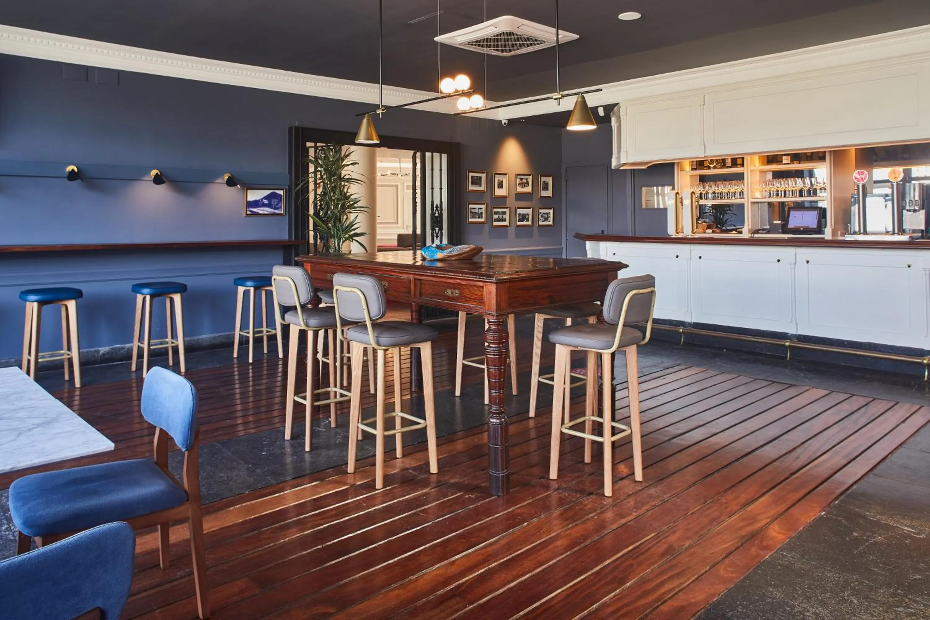 Lounge or bar in Hotel Silken Palacio Uribarren