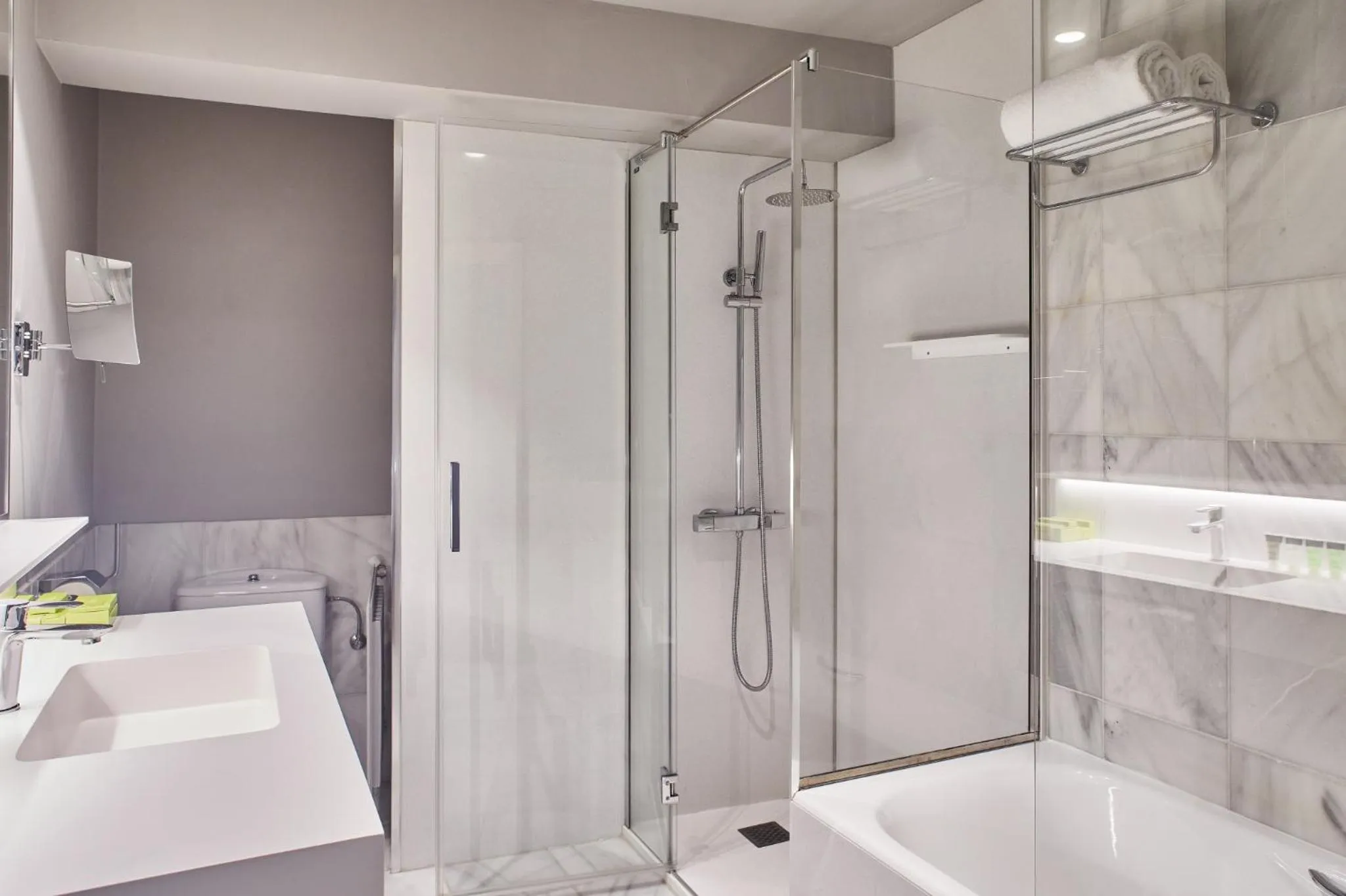 Shower in Hotel Silken Palacio Uribarren