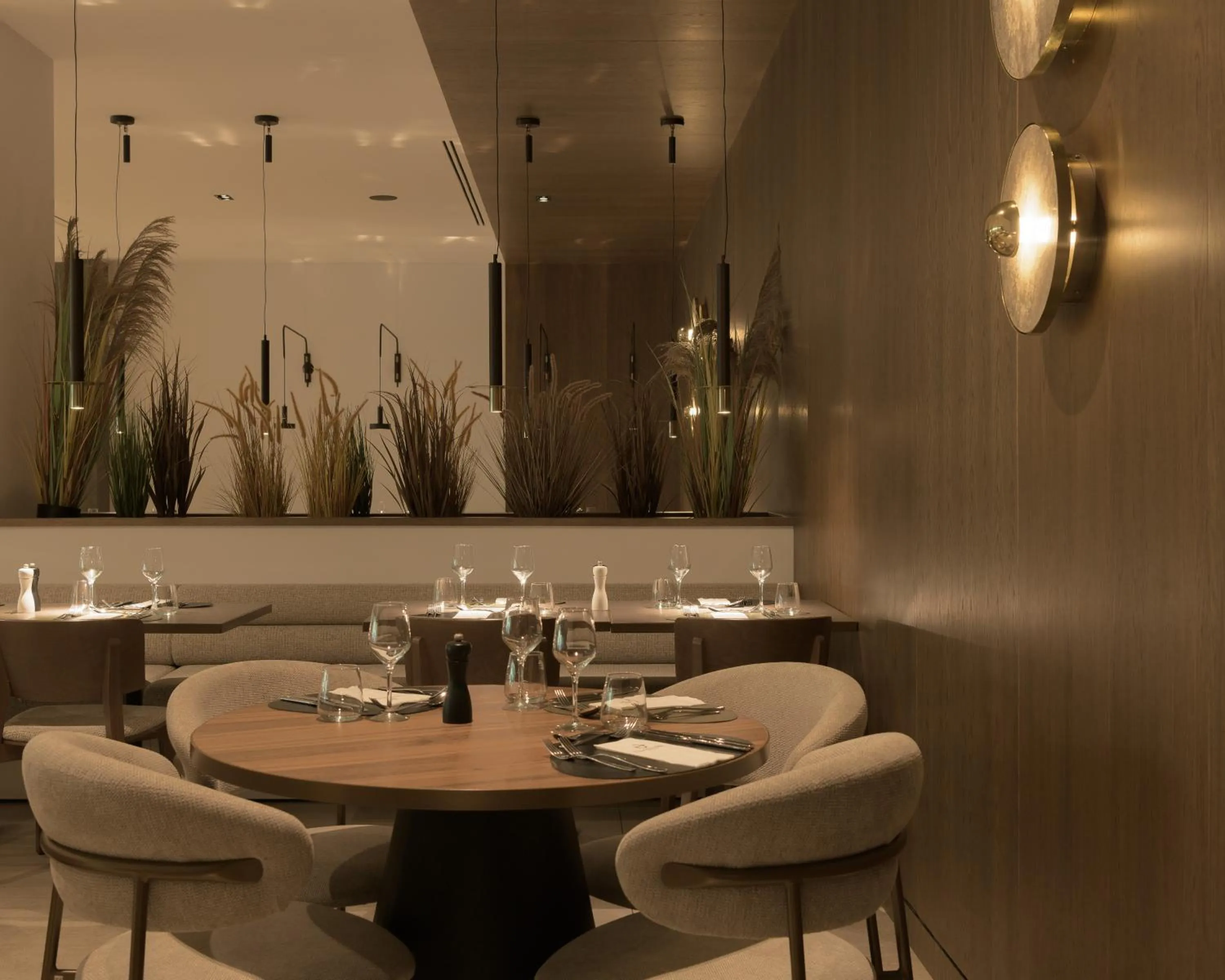 Restaurant/places to eat in Theartemis Palace