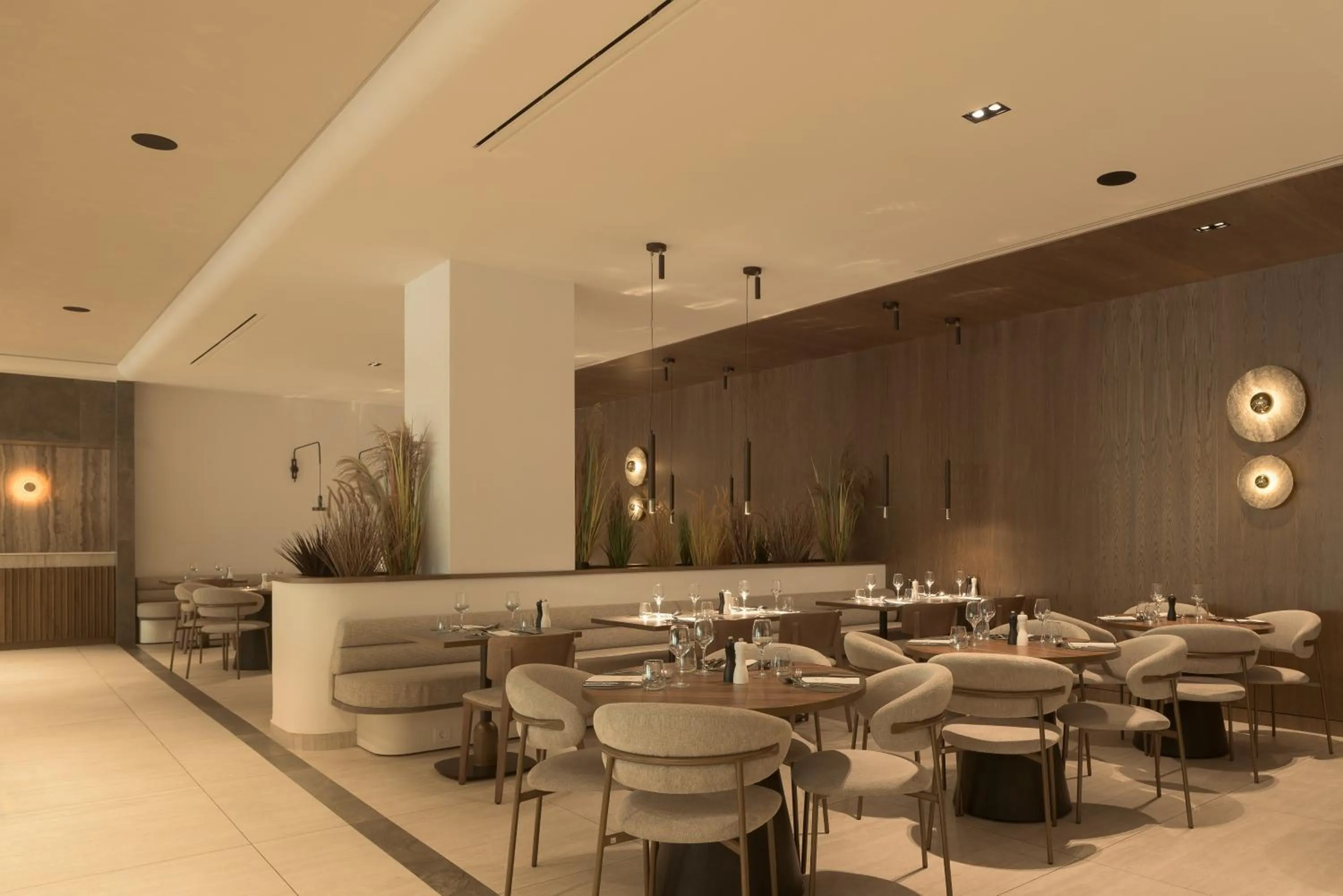 Restaurant/places to eat in Theartemis Palace