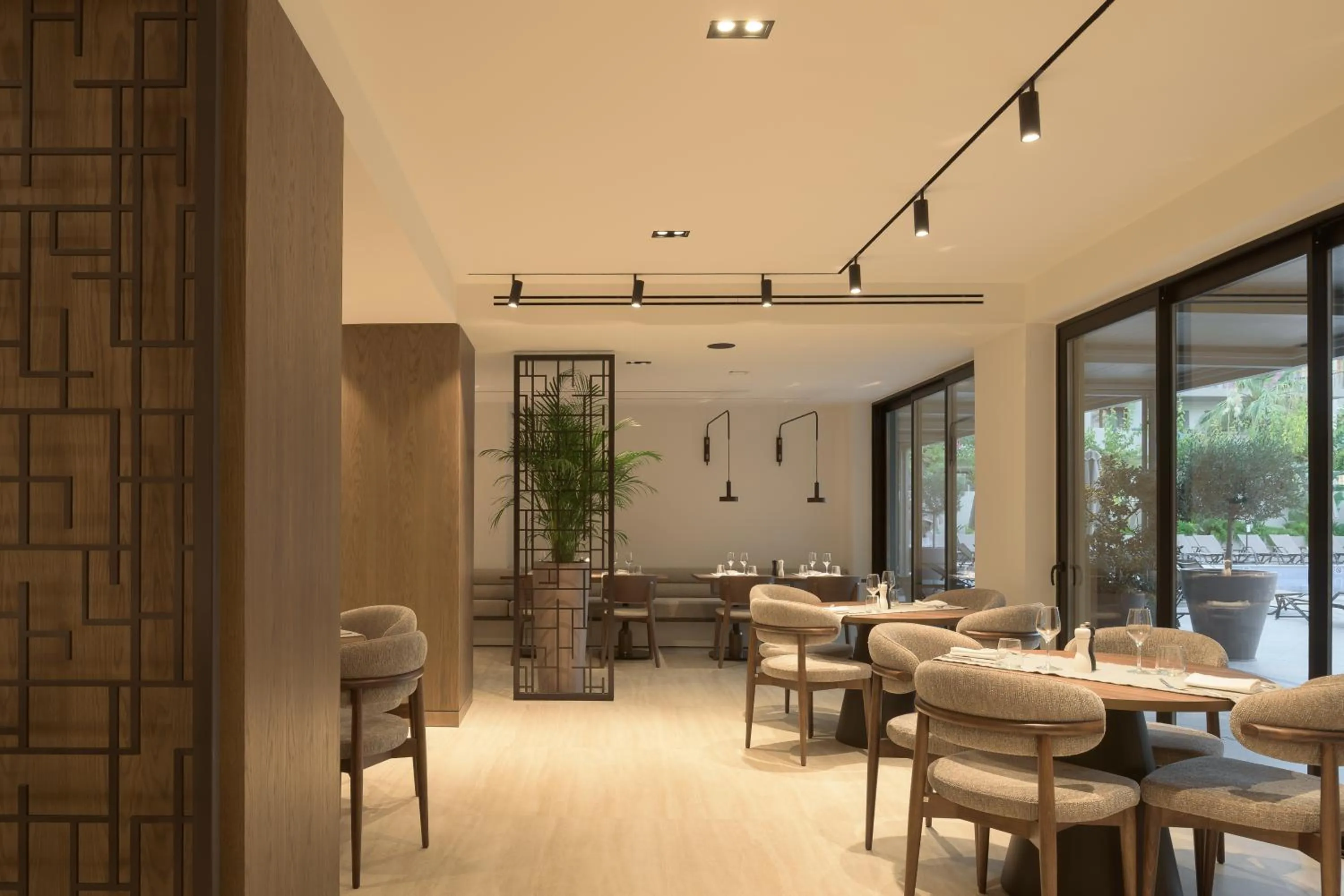 Restaurant/places to eat in Theartemis Palace