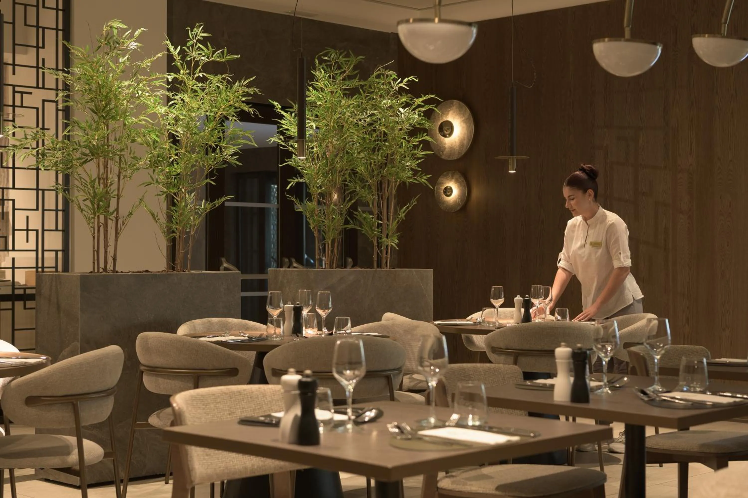 Restaurant/places to eat in Theartemis Palace