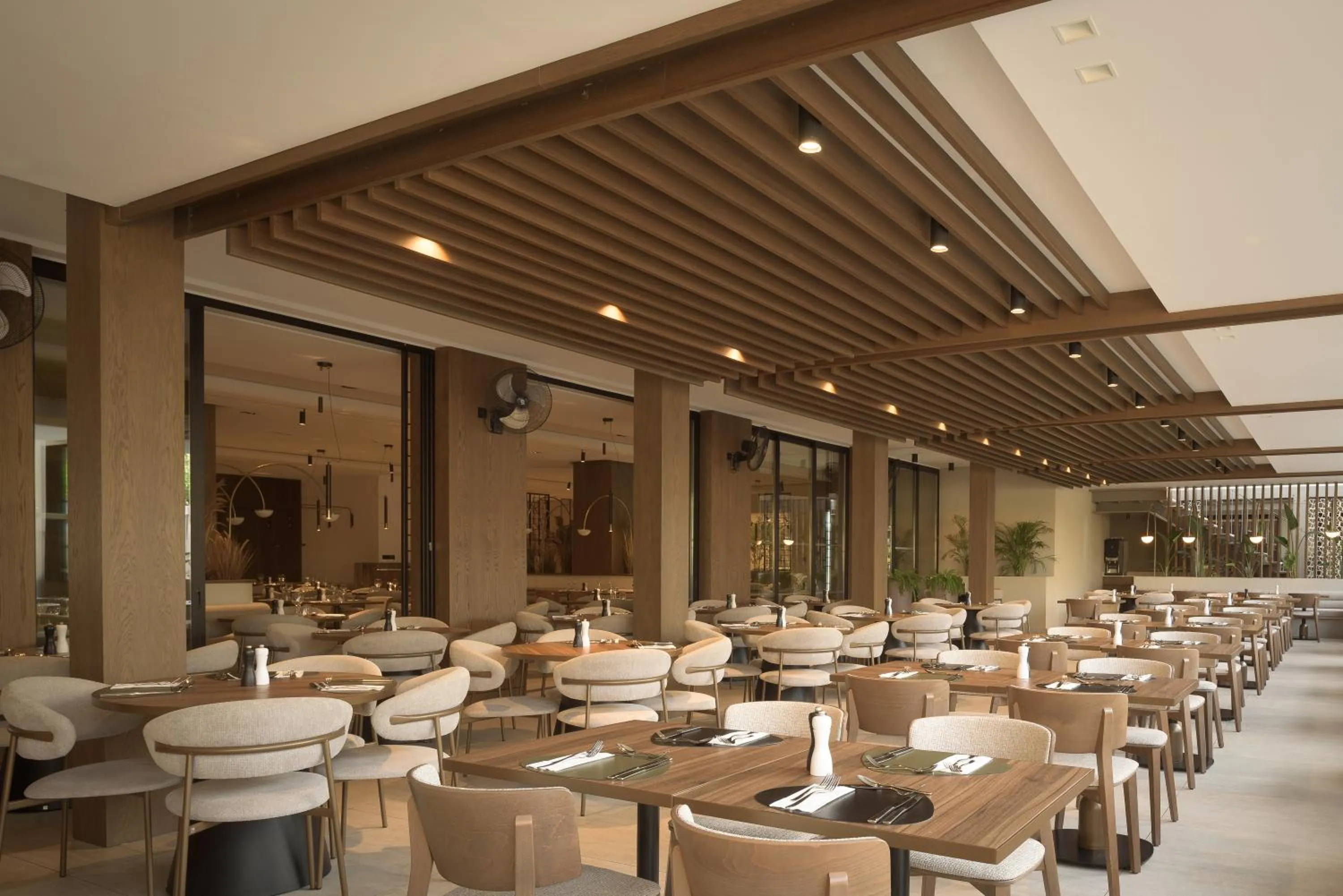 Restaurant/places to eat in Theartemis Palace