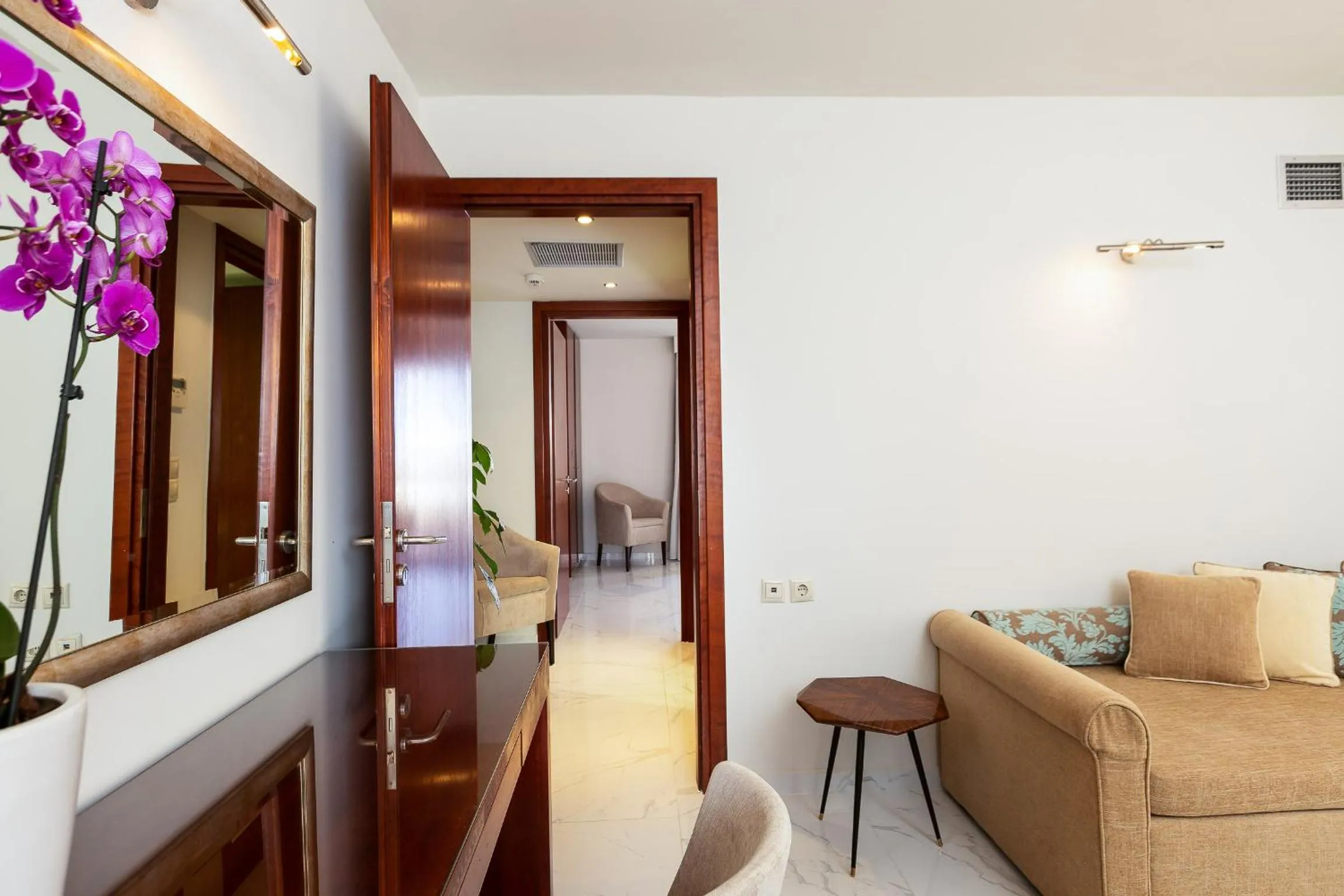 Living room in Theartemis Palace