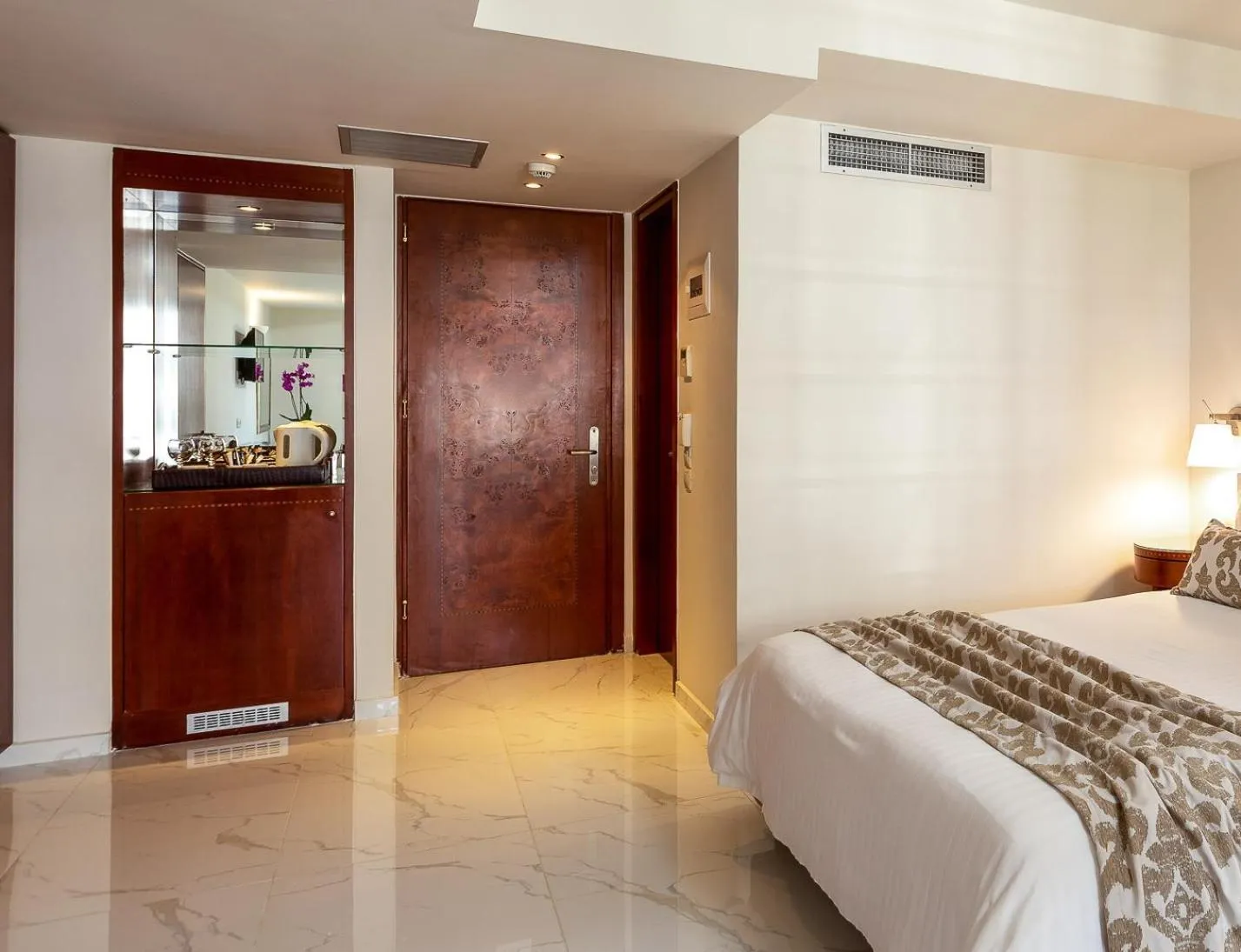 Bed in Theartemis Palace