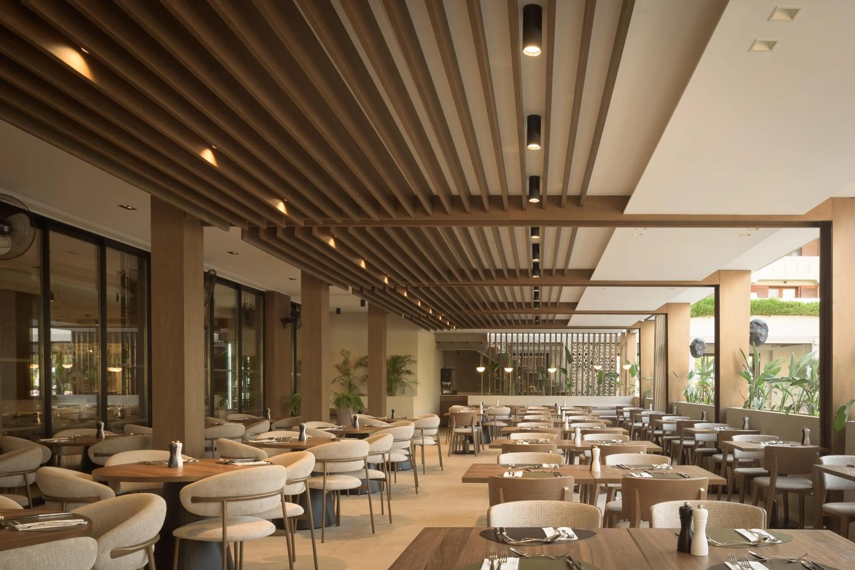 Restaurant/places to eat in Theartemis Palace