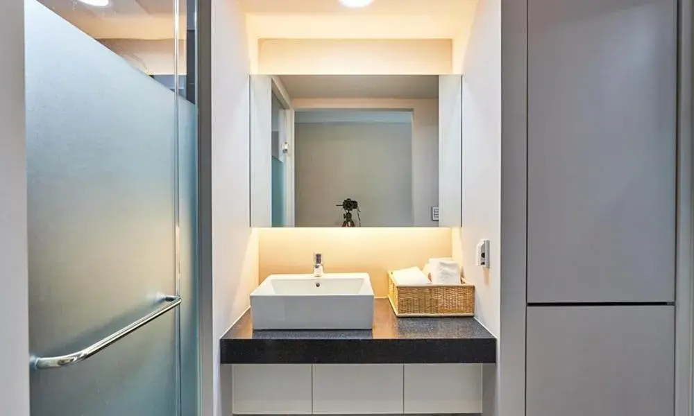 Shower, Bed in Gapyeong Parotia Waterhouse Shower, Bed in Gapyeong Parotia Waterhouse