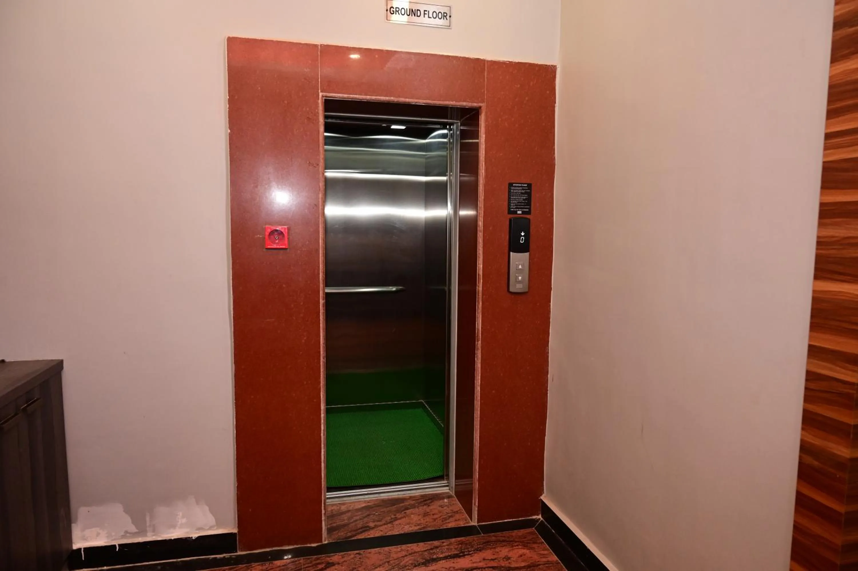 elevator in HOTEL GM INTERNATIONAL