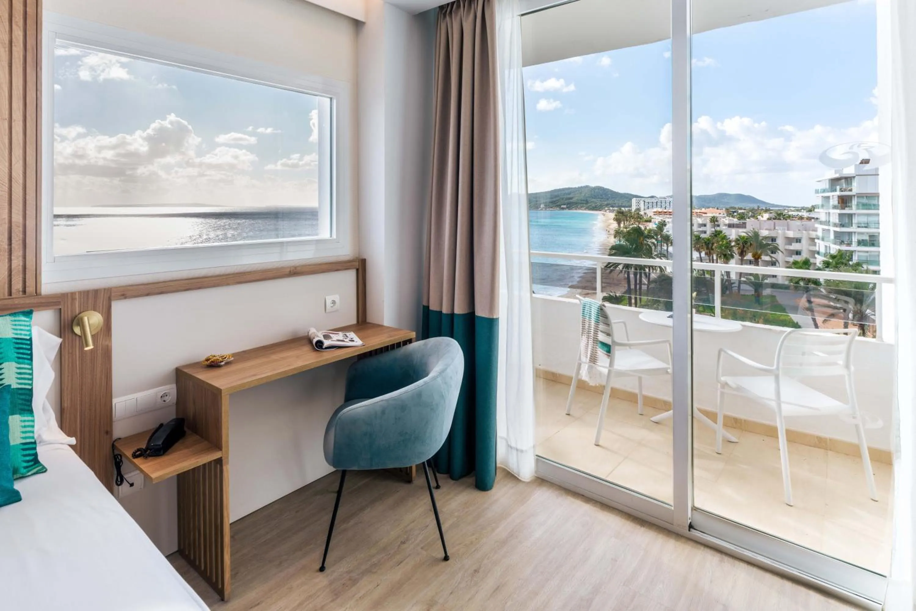 Balcony/Terrace, Bed in Hotel Vibra Algarb