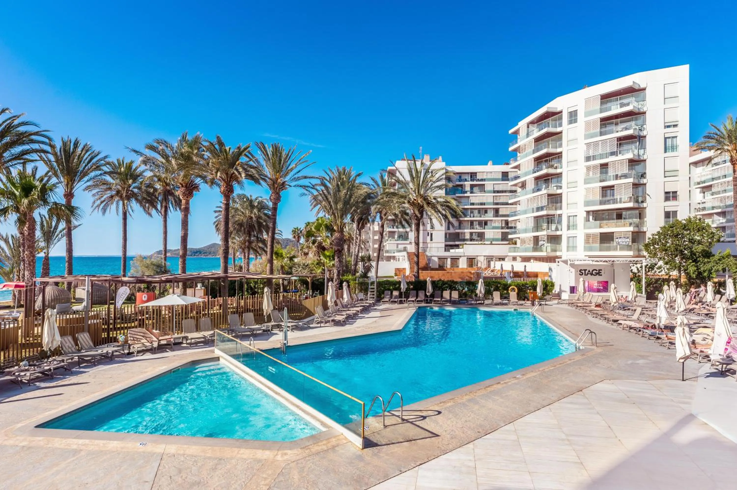 Swimming pool in Hotel Vibra Algarb