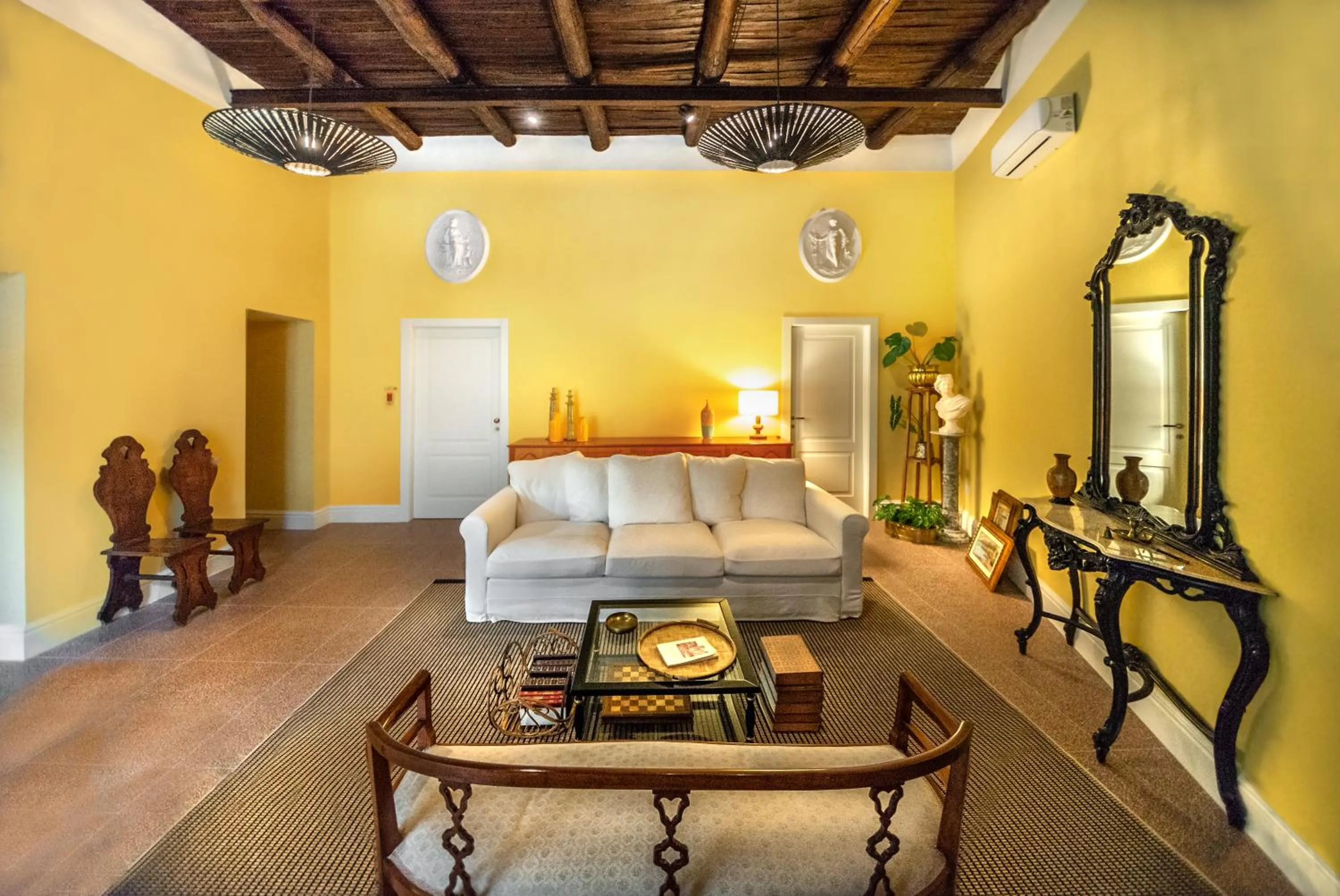 Communal lounge/ TV room, Bed in MONART HOSPITALITY Capodimonte