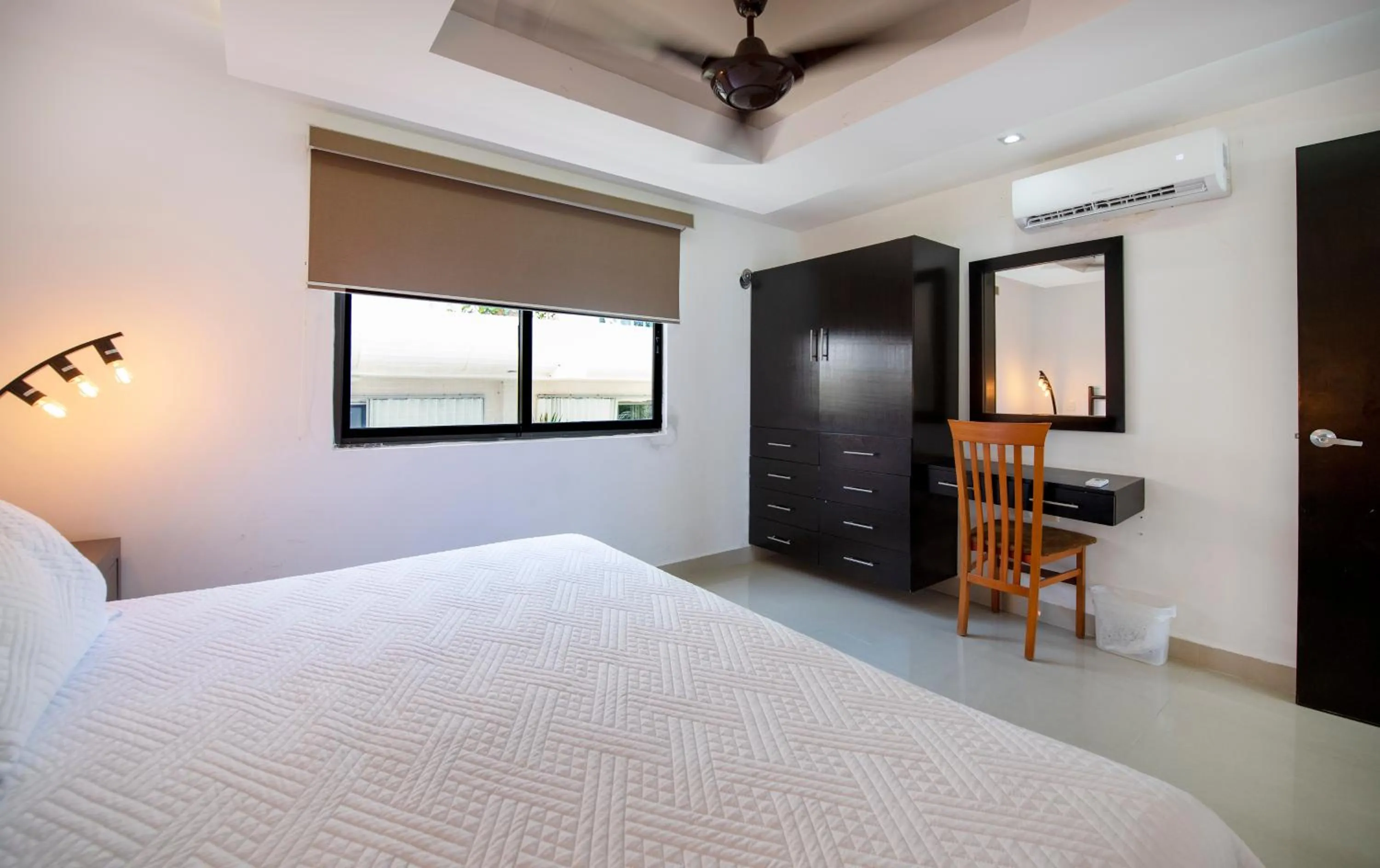 Bedroom, Bed in Family Vacations apartment Ocean View