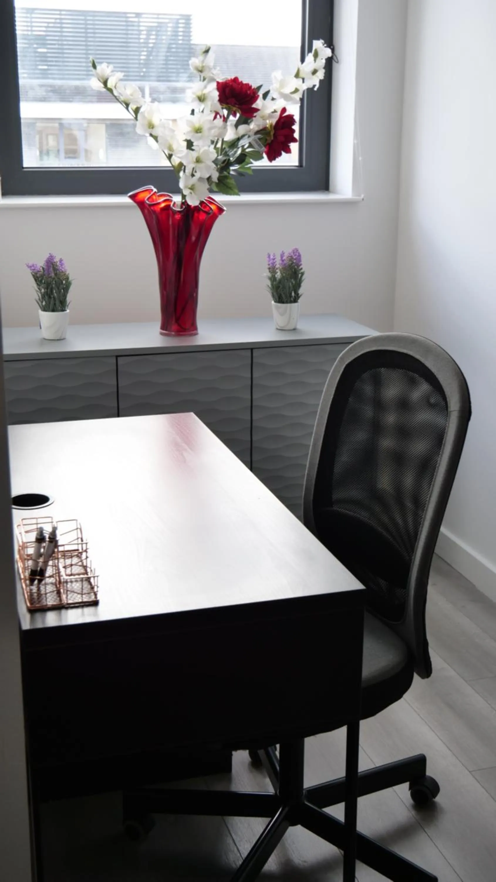 Seating area in Stylish 2 bedrooms, 2 bathrooms with workspace in Milton Keynes