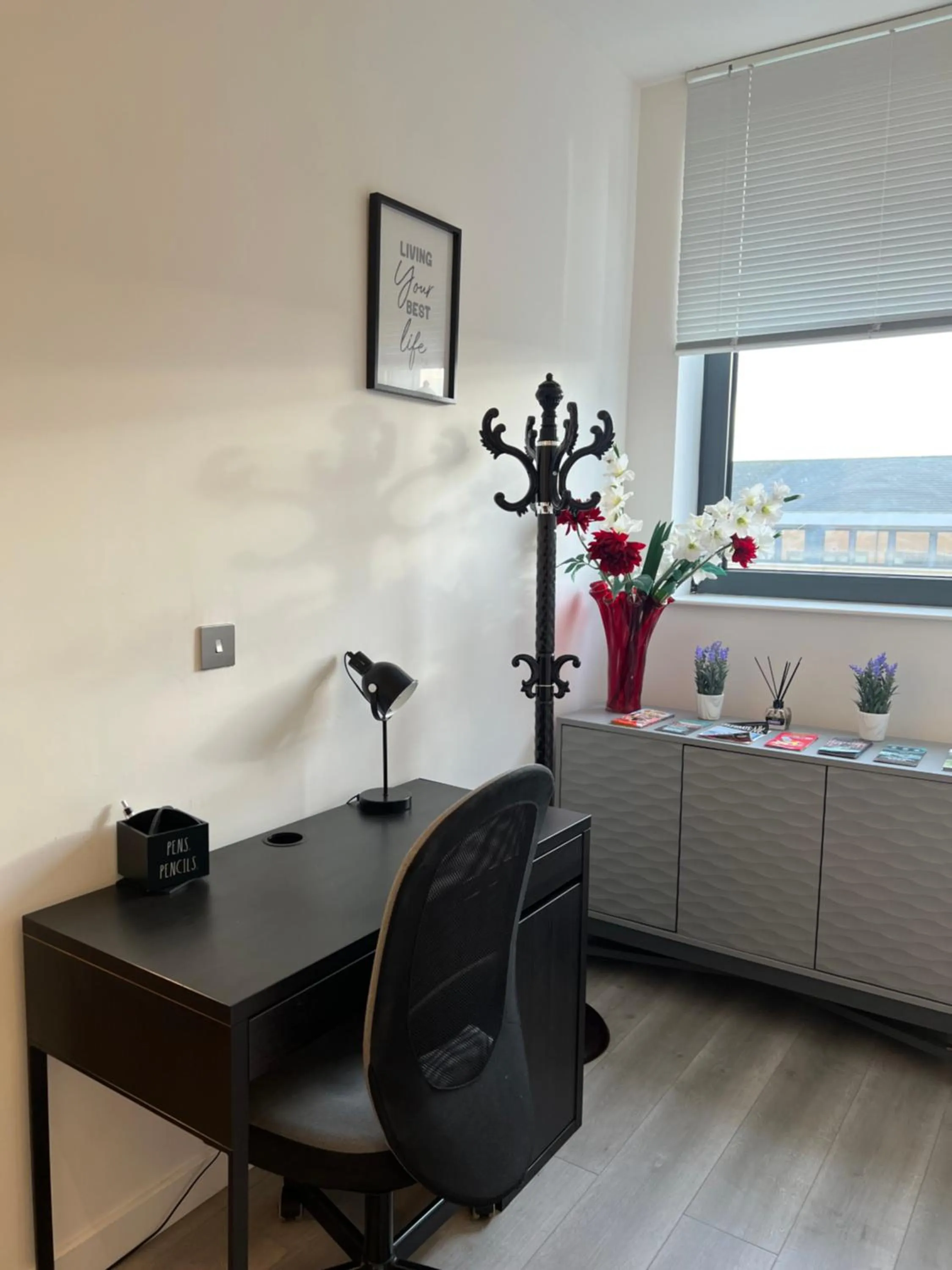 Seating area in Stylish 2 bedrooms, 2 bathrooms with workspace in Milton Keynes