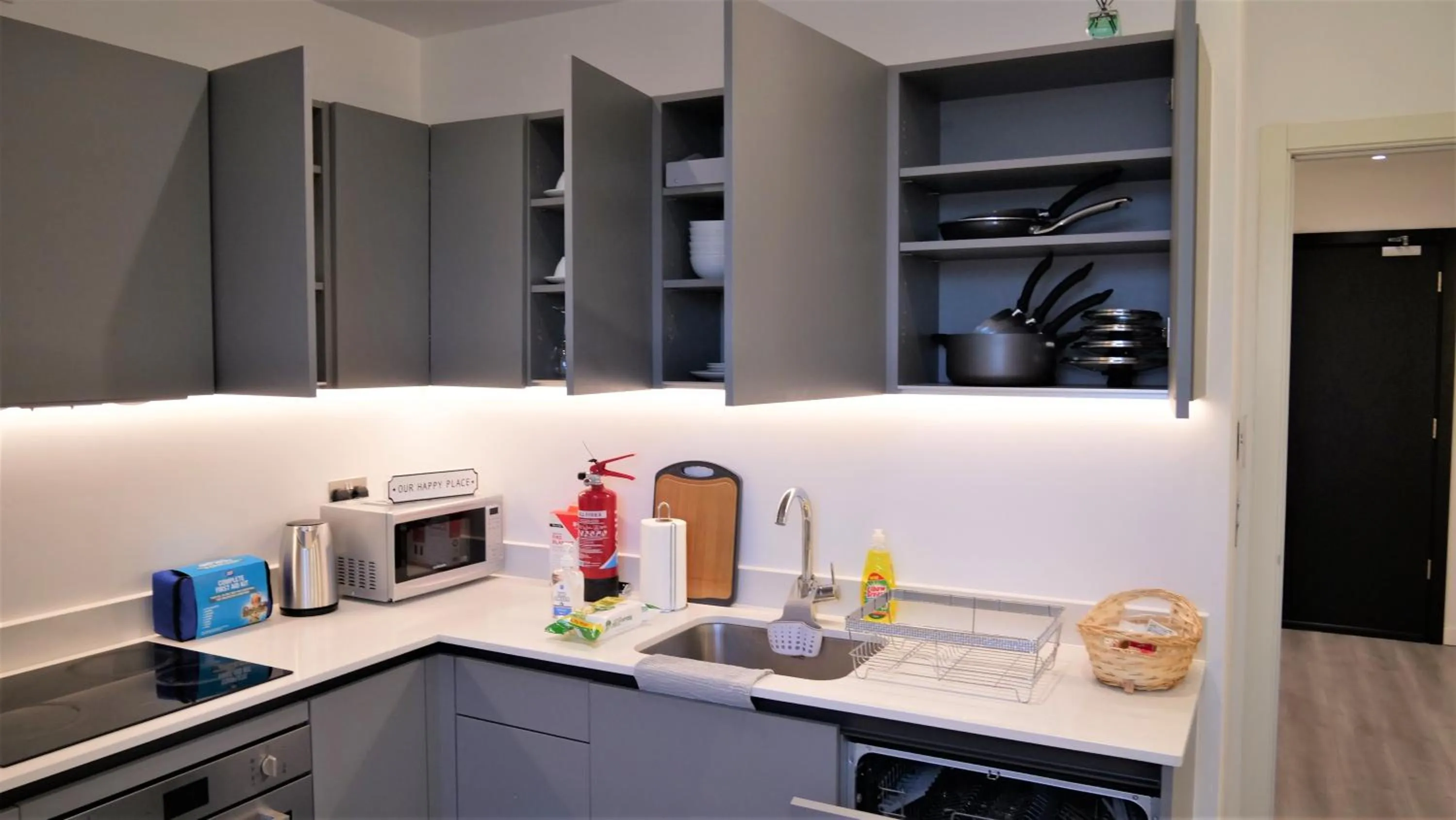 stove in Stylish 2 bedrooms, 2 bathrooms with workspace in Milton Keynes