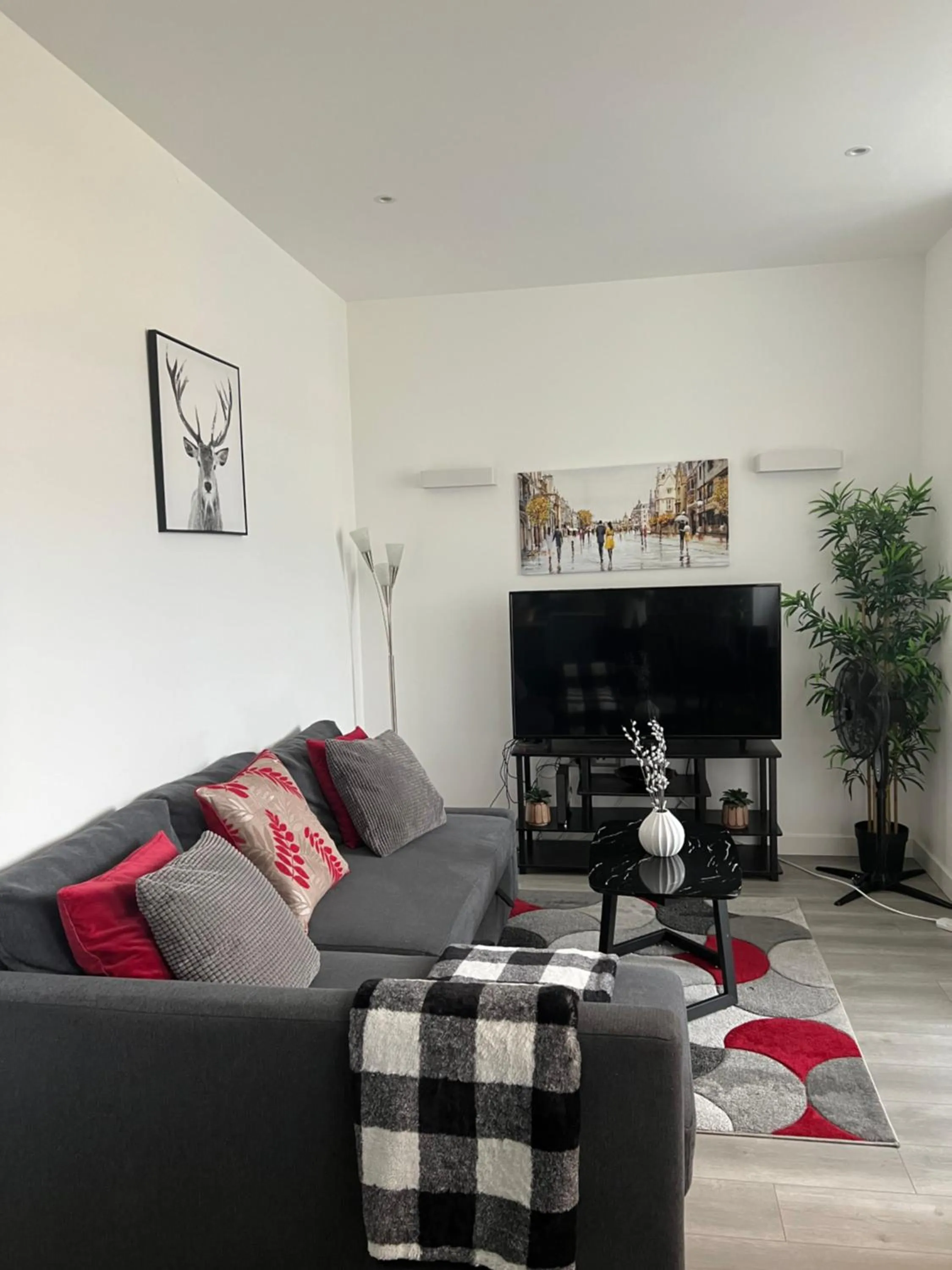 Living room in Stylish 2 bedrooms, 2 bathrooms with workspace in Milton Keynes