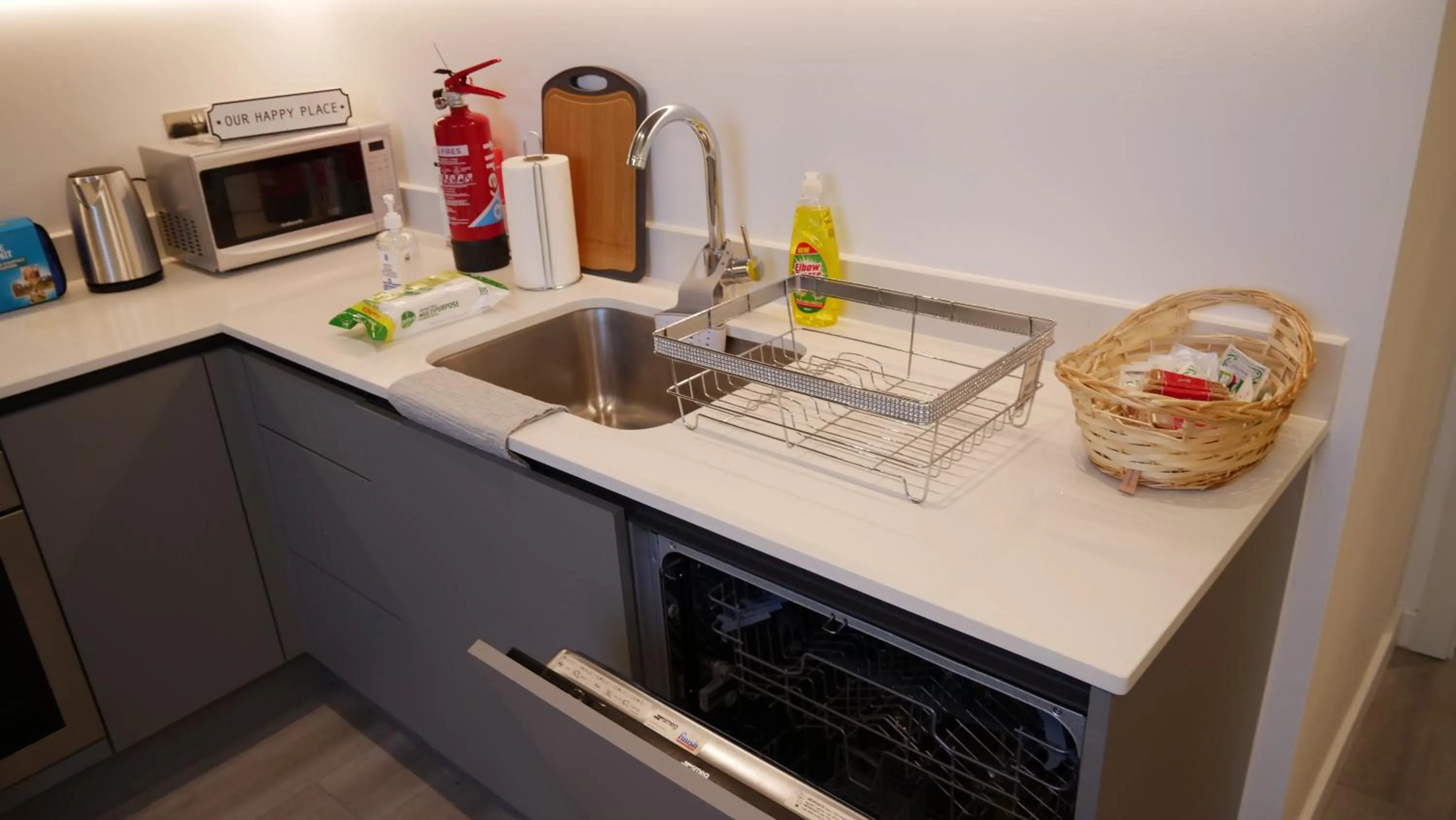 Coffee/tea facilities in Stylish 2 bedrooms, 2 bathrooms with workspace in Milton Keynes