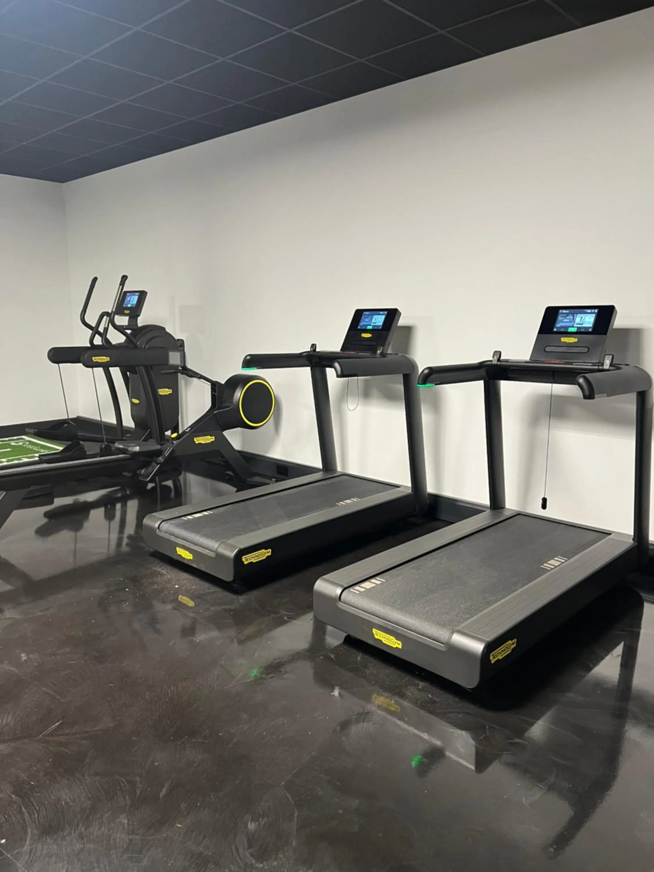 Fitness centre/facilities in Stylish 2 bedrooms, 2 bathrooms with workspace in Milton Keynes