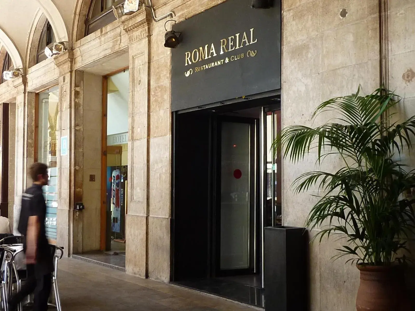 Facade/entrance in Roma Reial Facade/entrance in Roma Reial