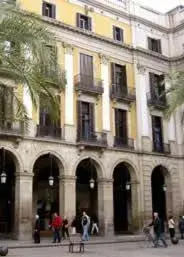 Facade/entrance in Roma Reial Facade/entrance in Roma Reial