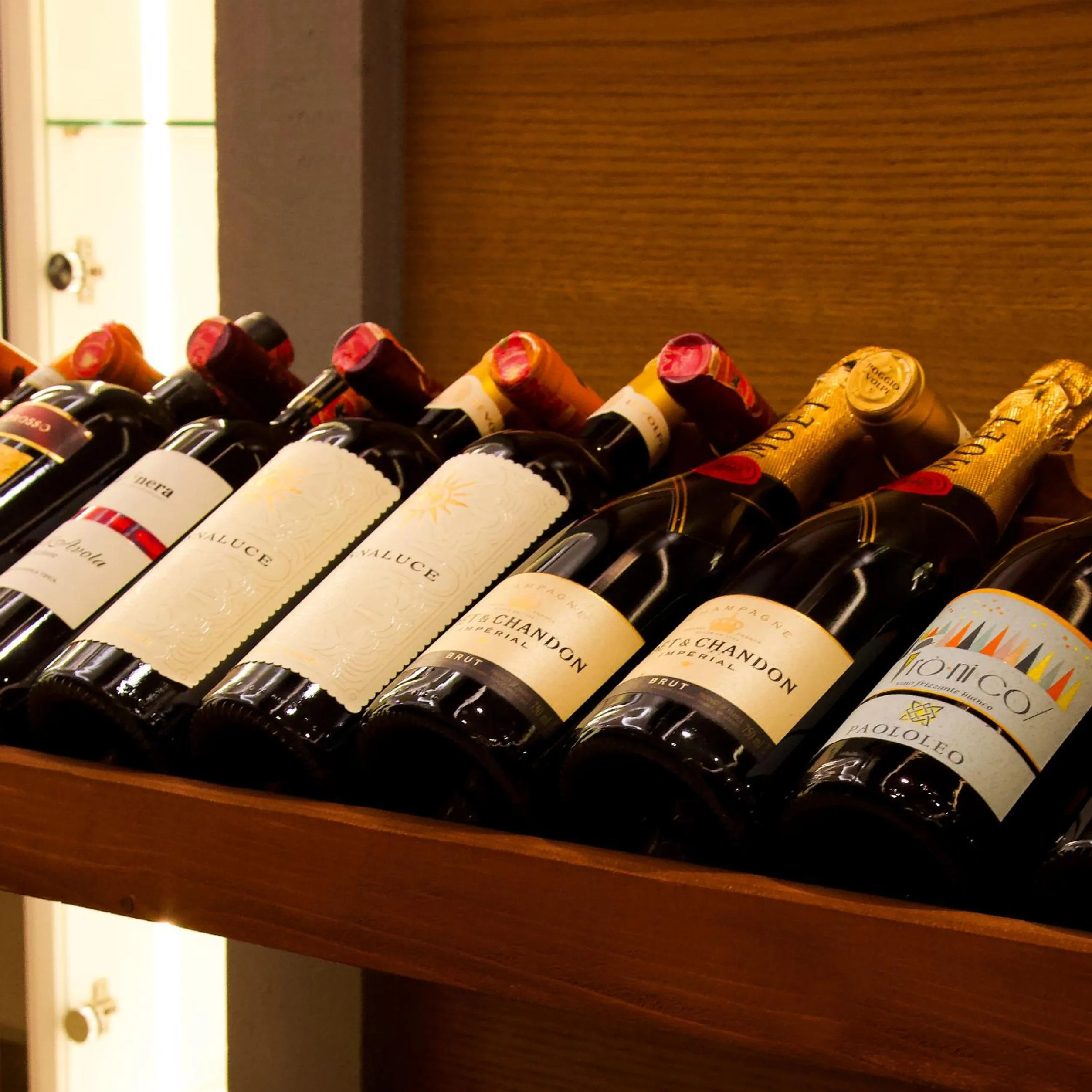 Restaurant/places to eat in Doanesia Premium Hotel & Spa