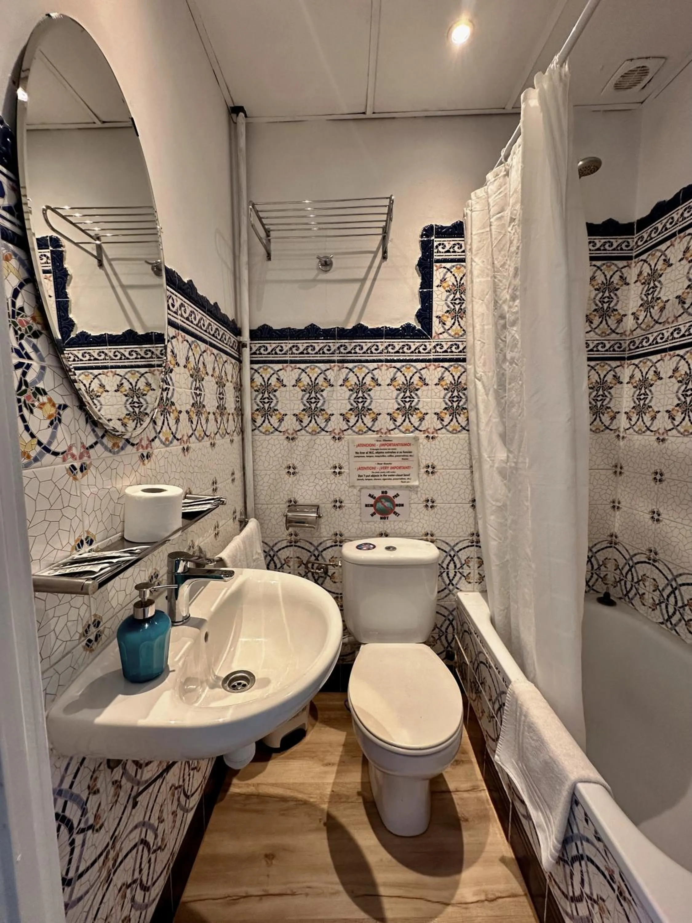 Bathroom in Casa Consell Gran Via, Guest House