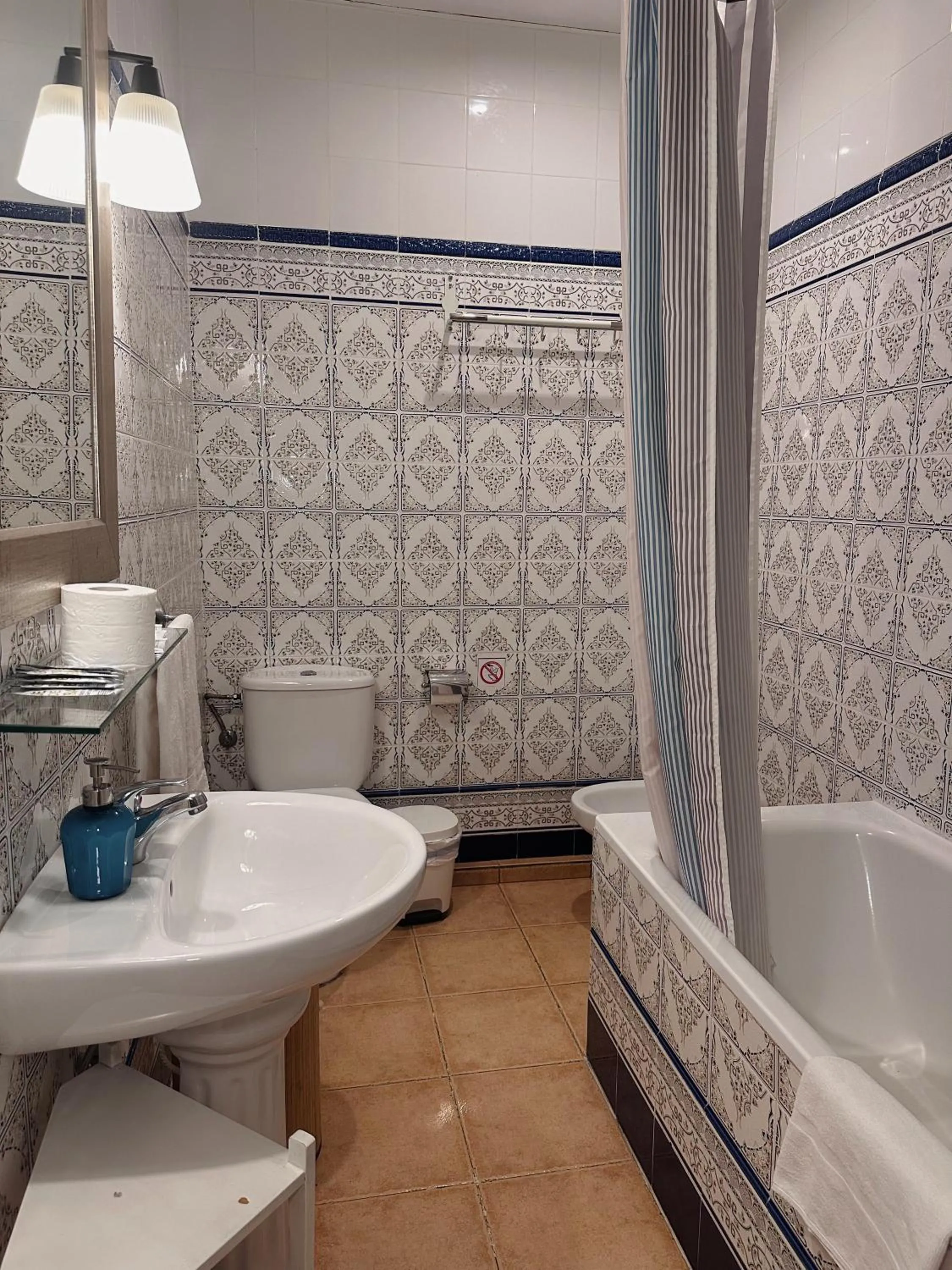 Bathroom in Casa Consell Gran Via, Guest House