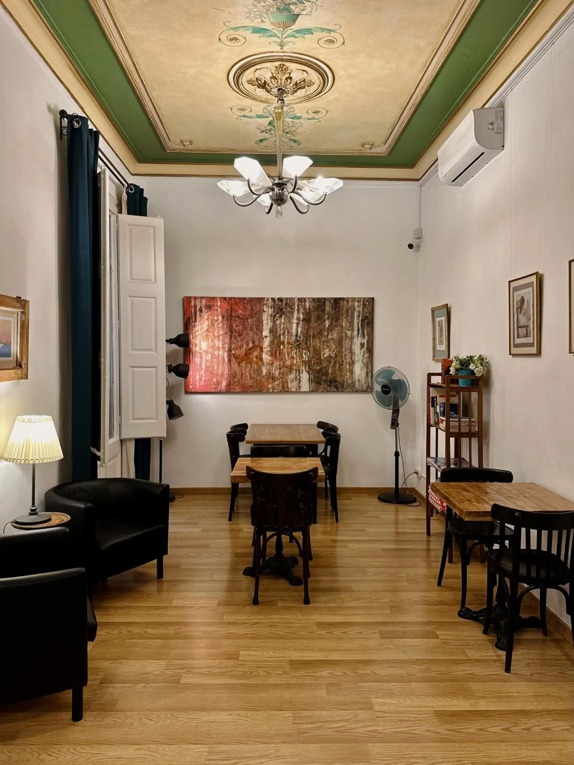 Dining area in Casa Consell Gran Via, Guest House