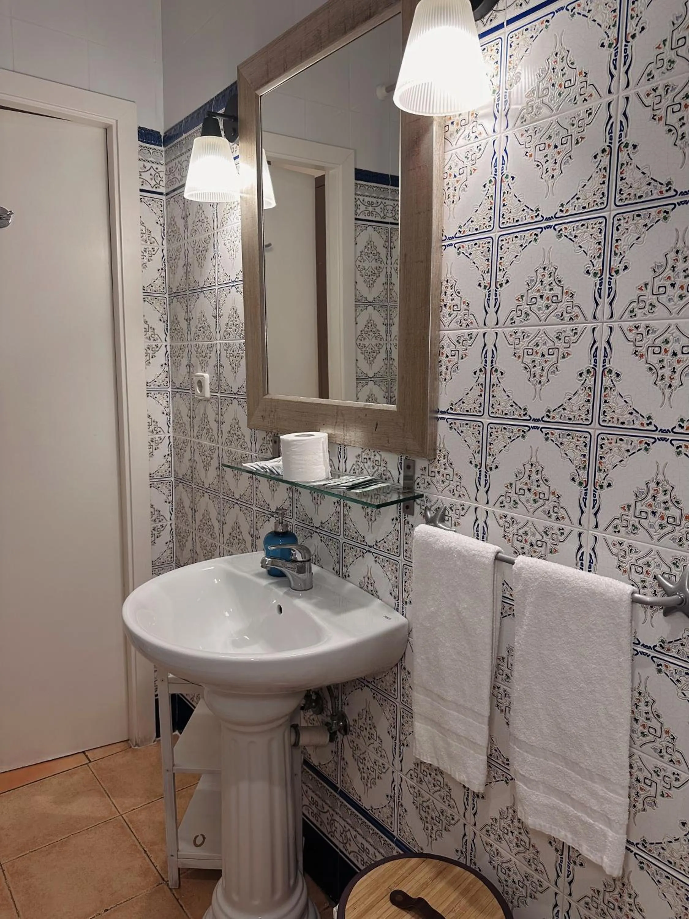 Bathroom in Casa Consell Gran Via, Guest House