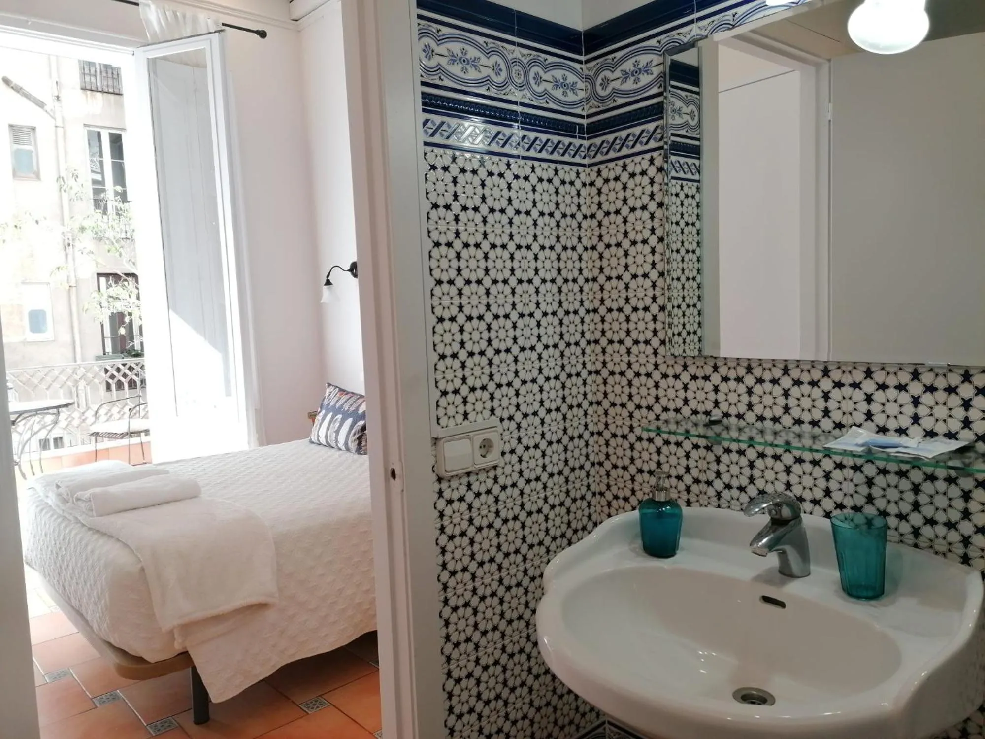 Bathroom, Bed in Casa Consell Gran Via, Guest House