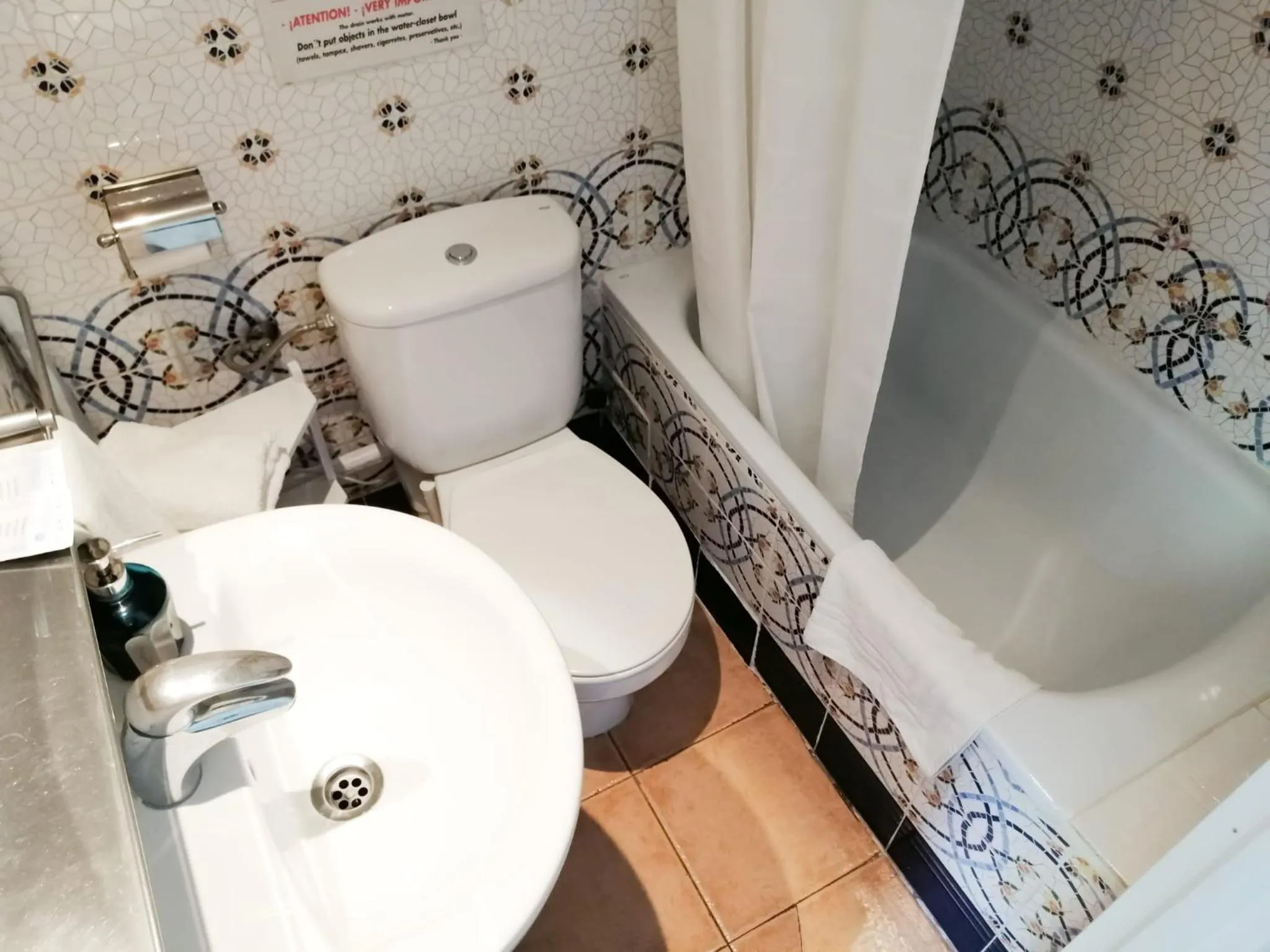 Bathroom in Casa Consell Gran Via, Guest House