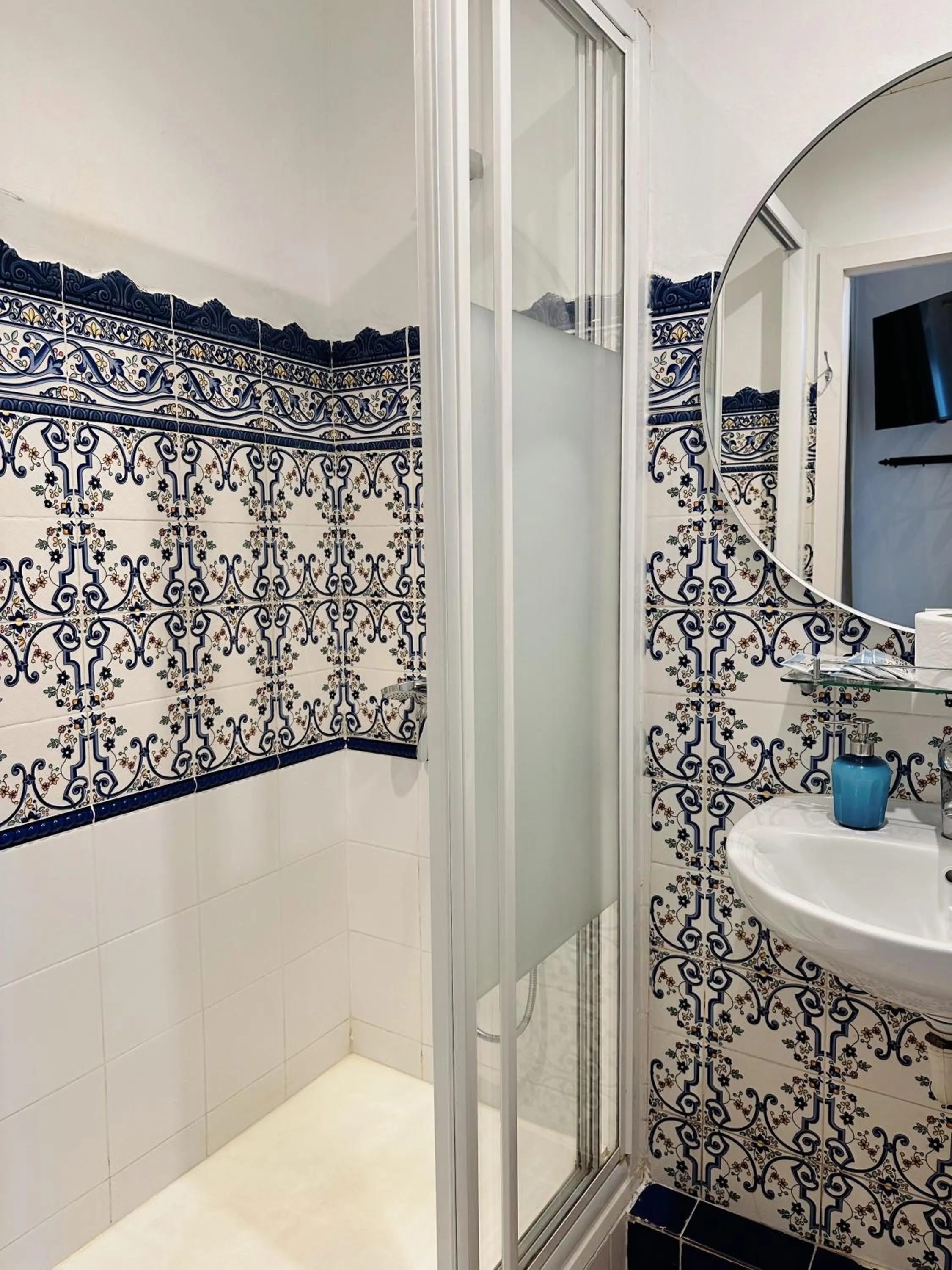 Bathroom in Casa Consell Gran Via, Guest House