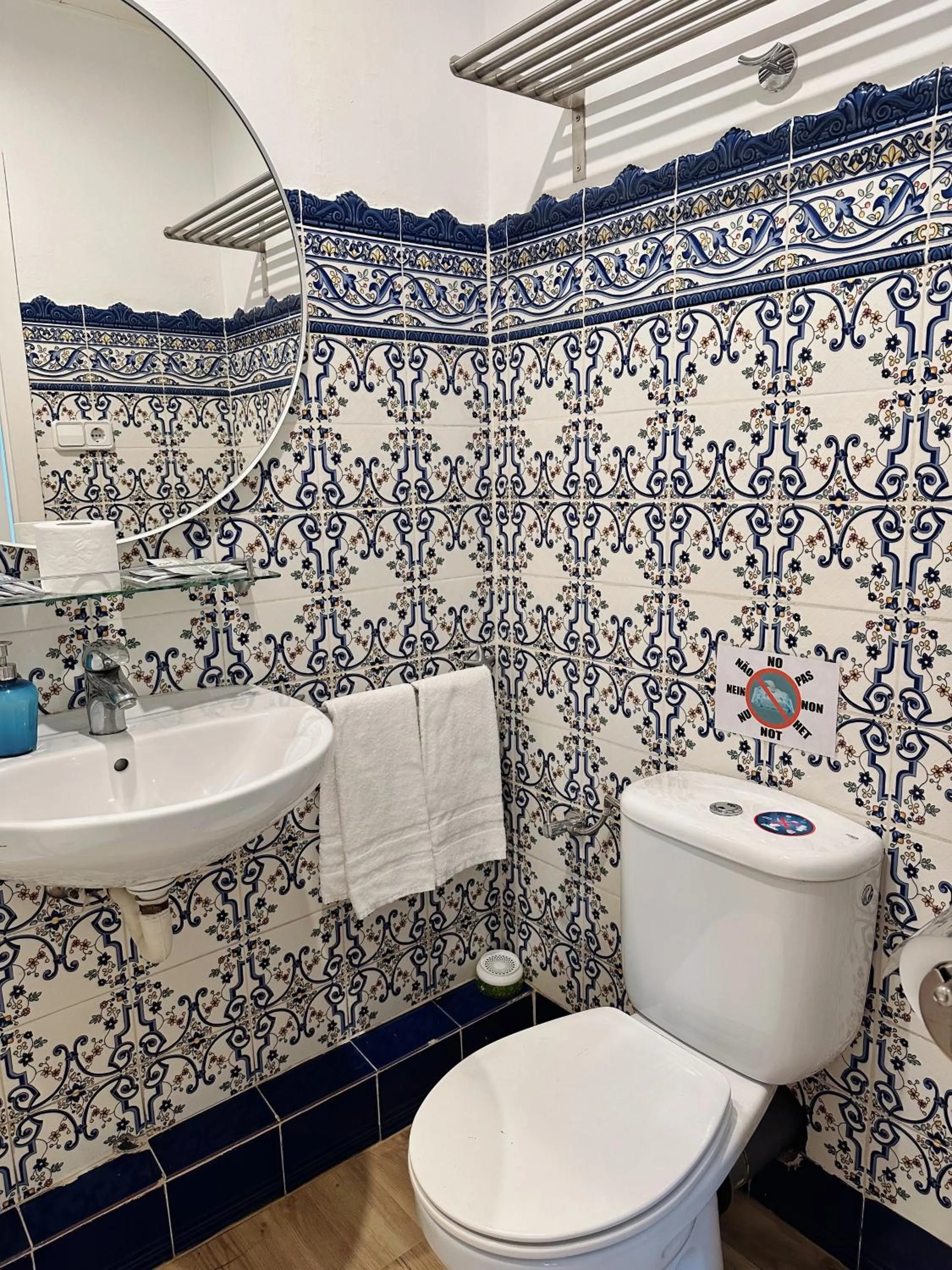 Bathroom in Casa Consell Gran Via, Guest House